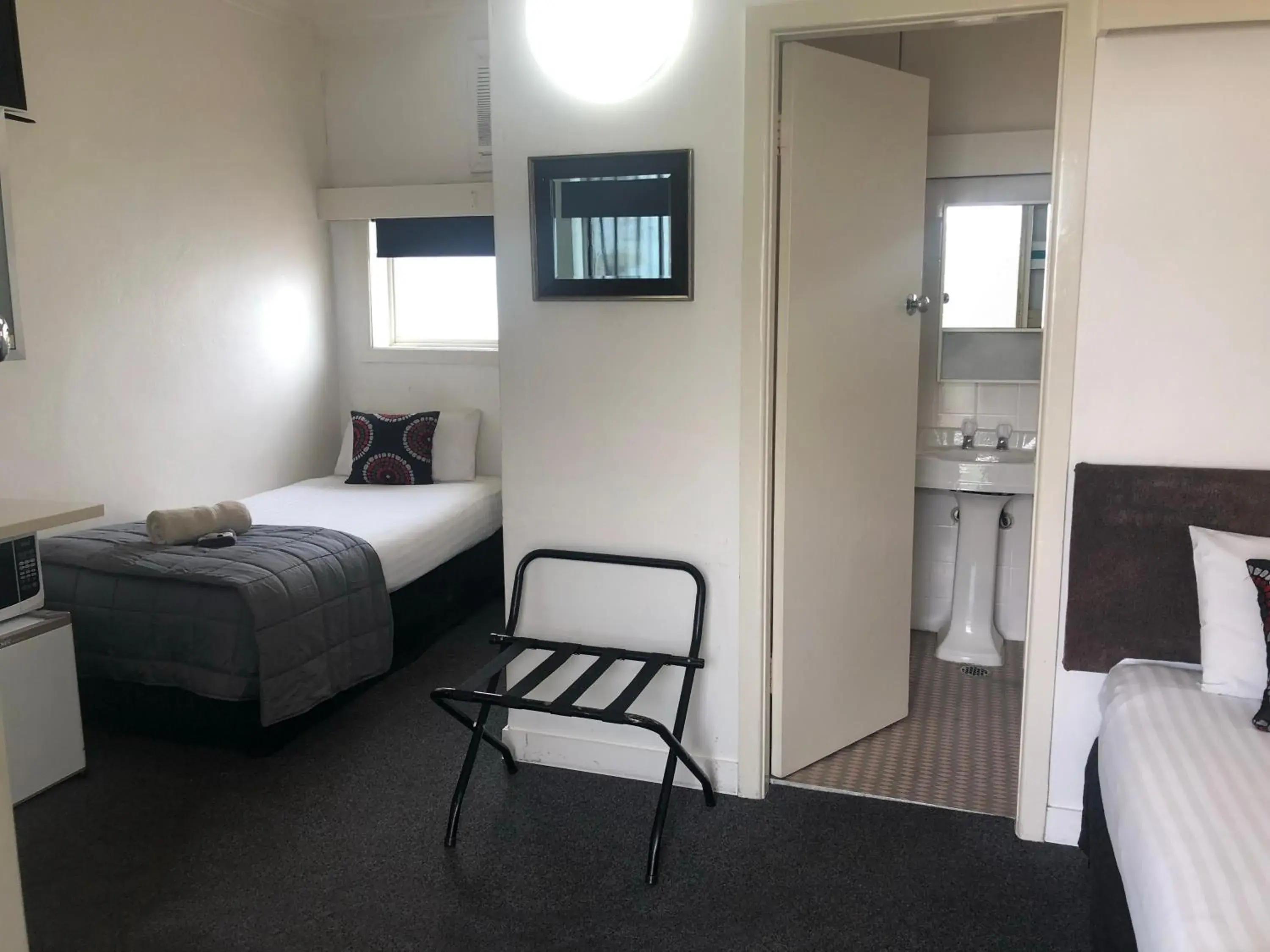 Photo of the whole room, Bed in Inverell Motel