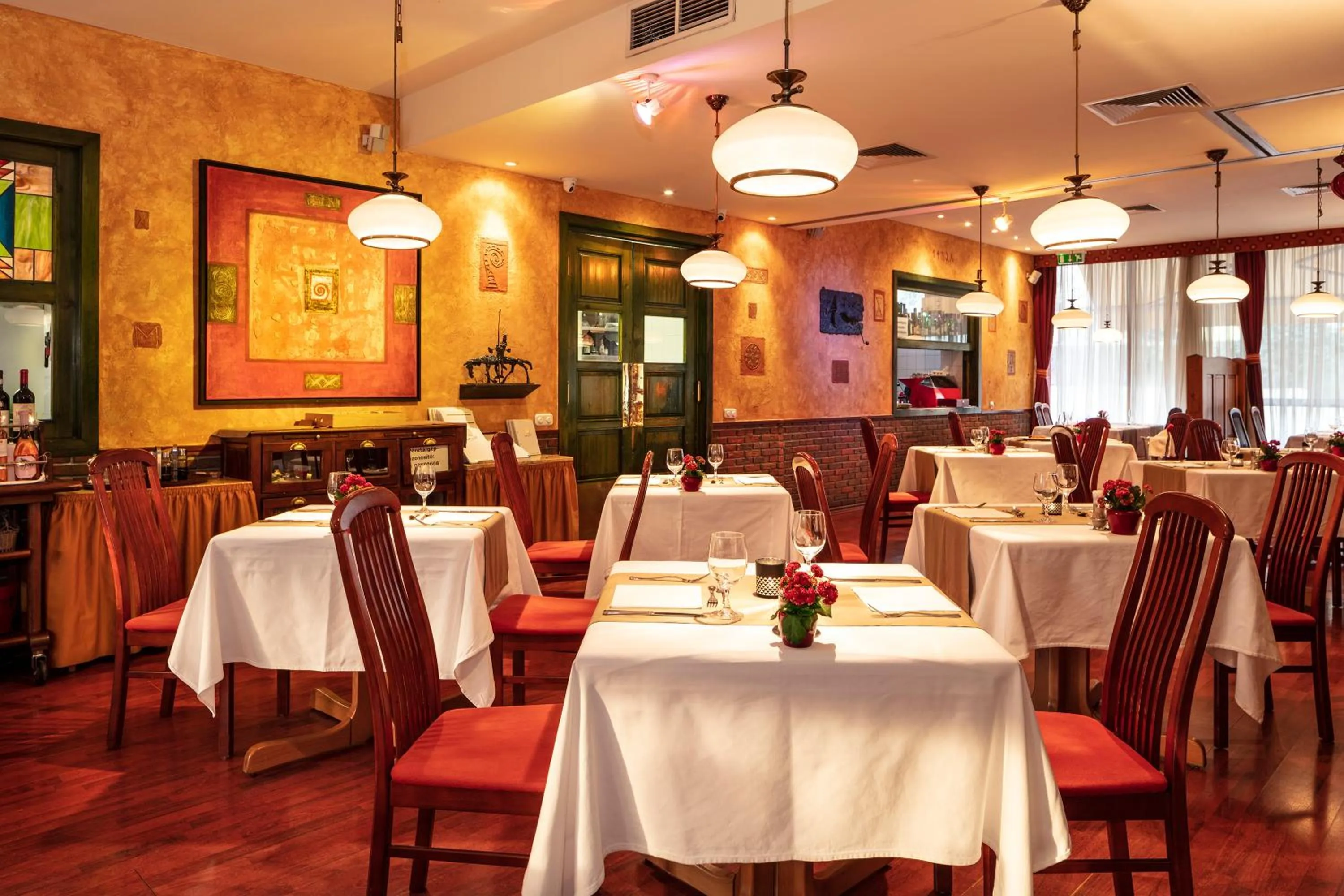 Restaurant/places to eat in Hotel Charles