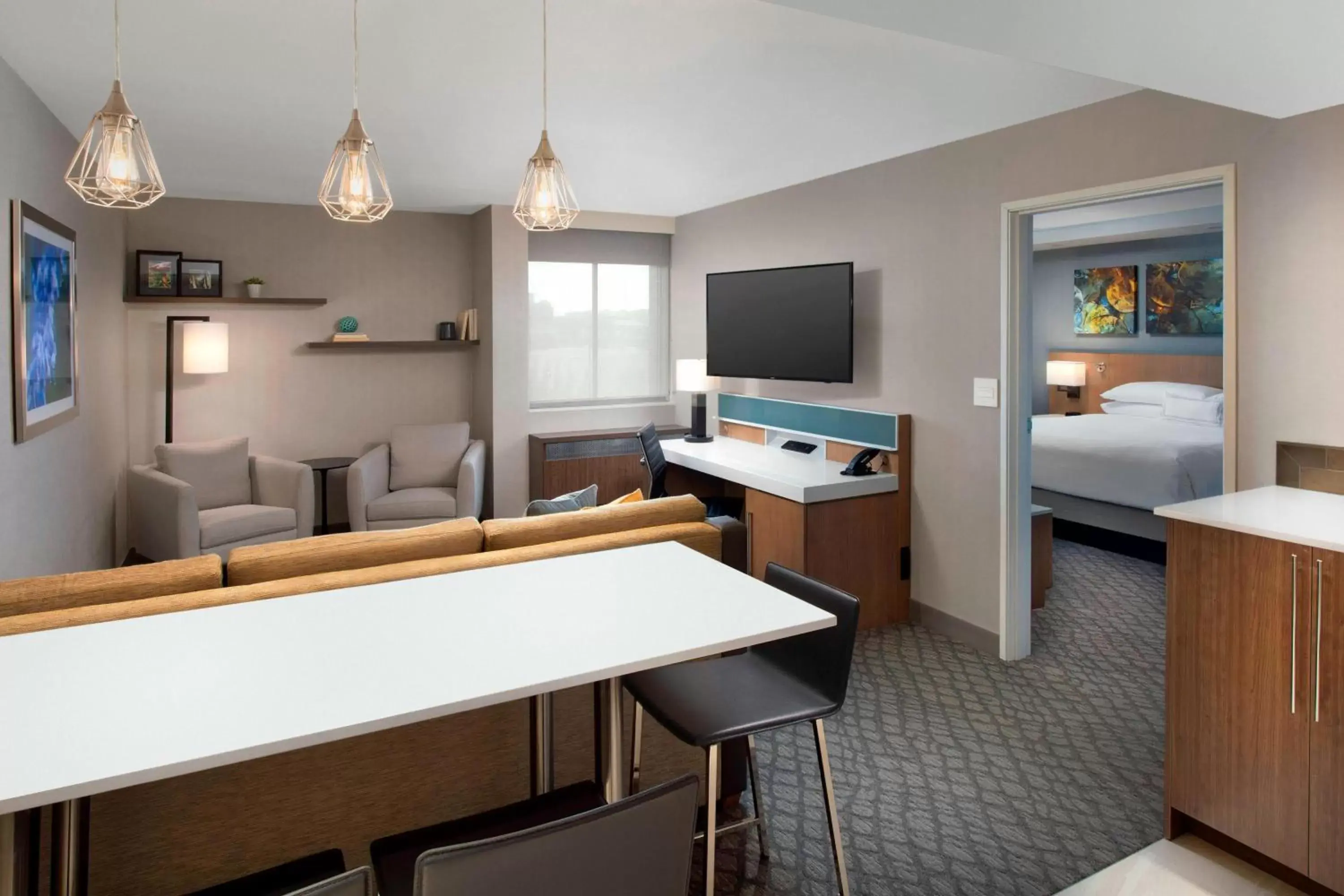 Bedroom, TV/Entertainment Center in Delta Hotels by Marriott Seattle Everett