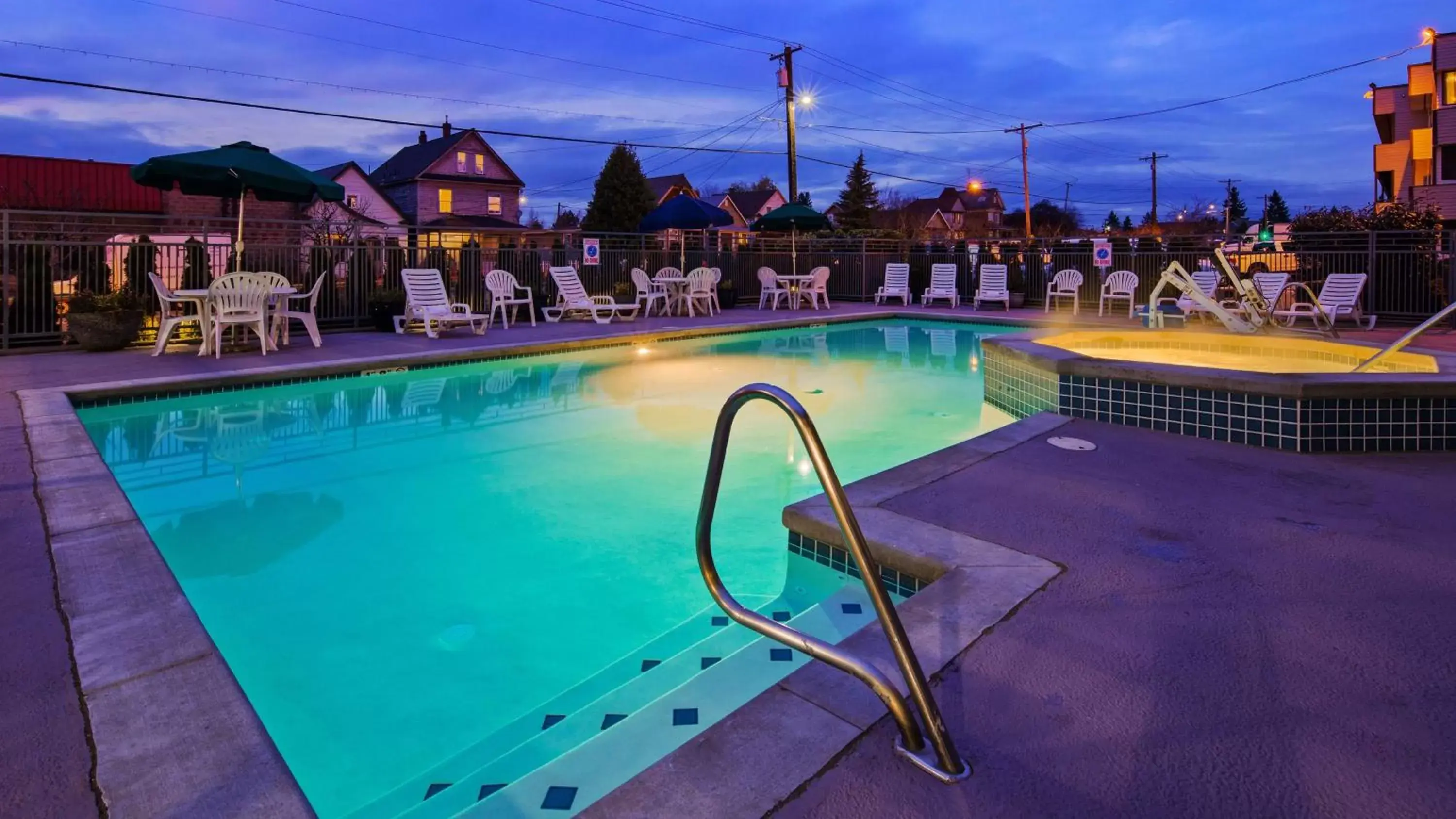 On site, Swimming Pool in Best Western Cascadia Inn