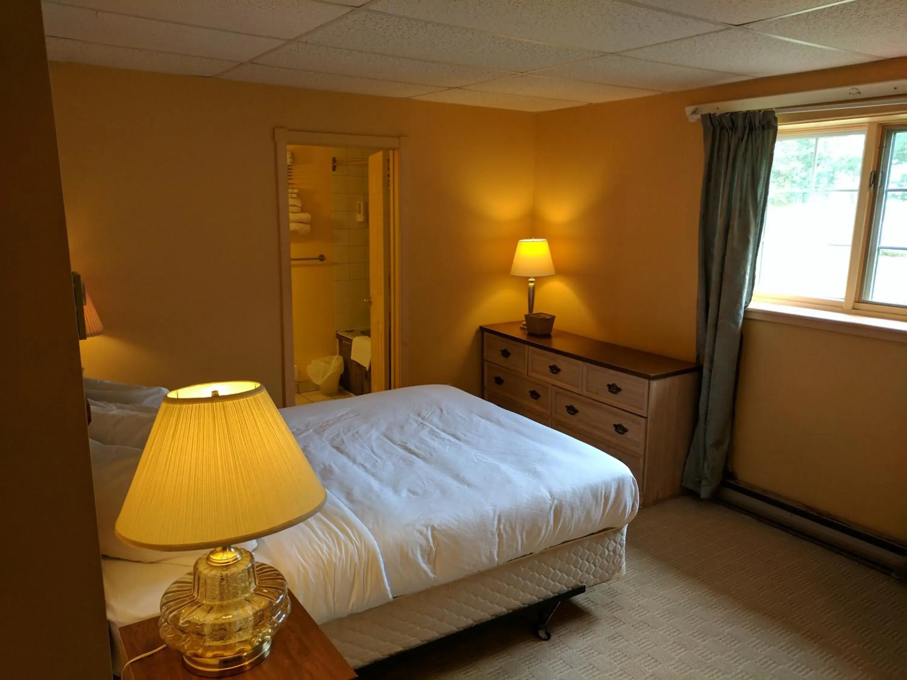 Bedroom, Bed in Algonquin Lakeside Inn