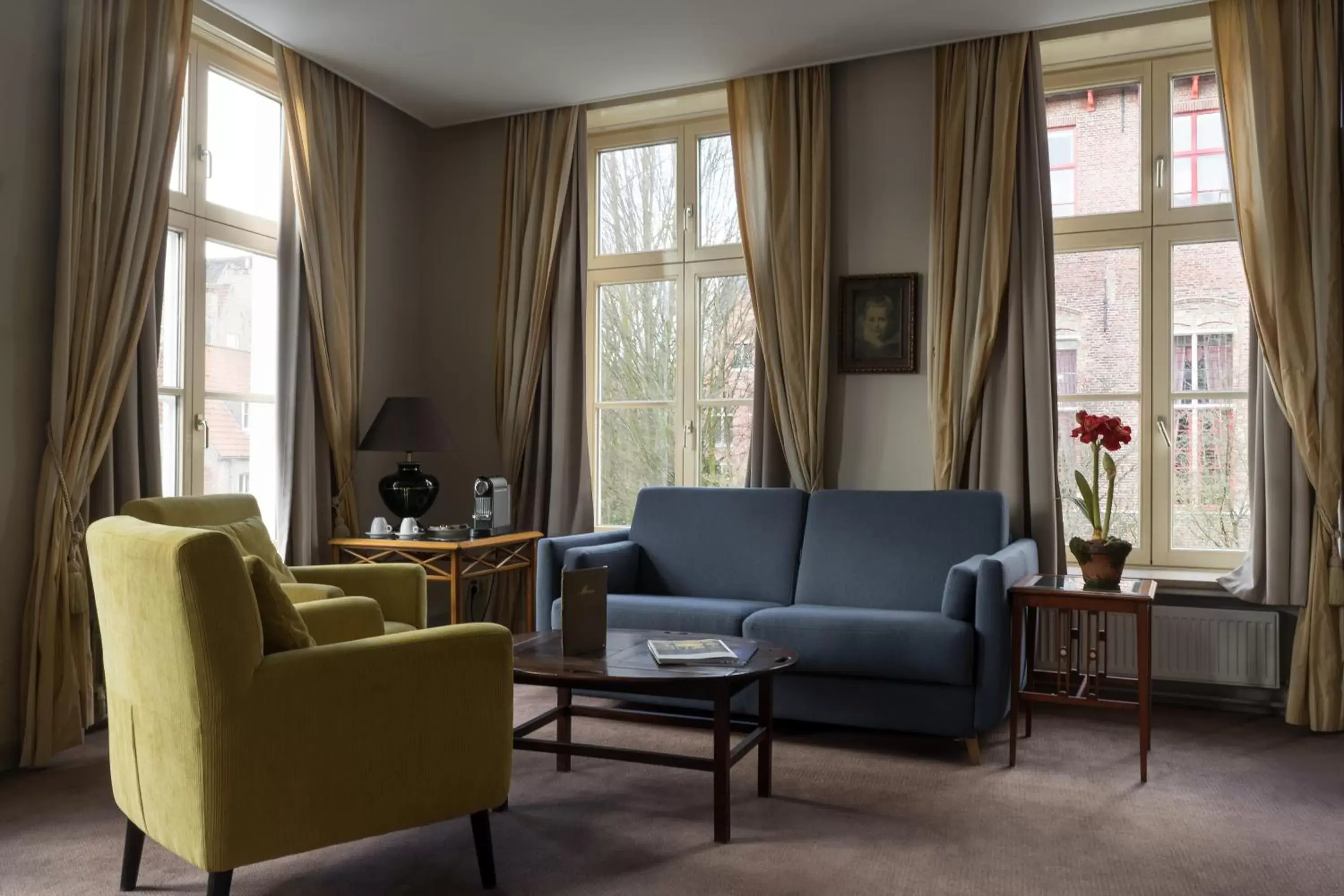 Photo of the whole room, Seating Area in Hotel Duc De Bourgogne