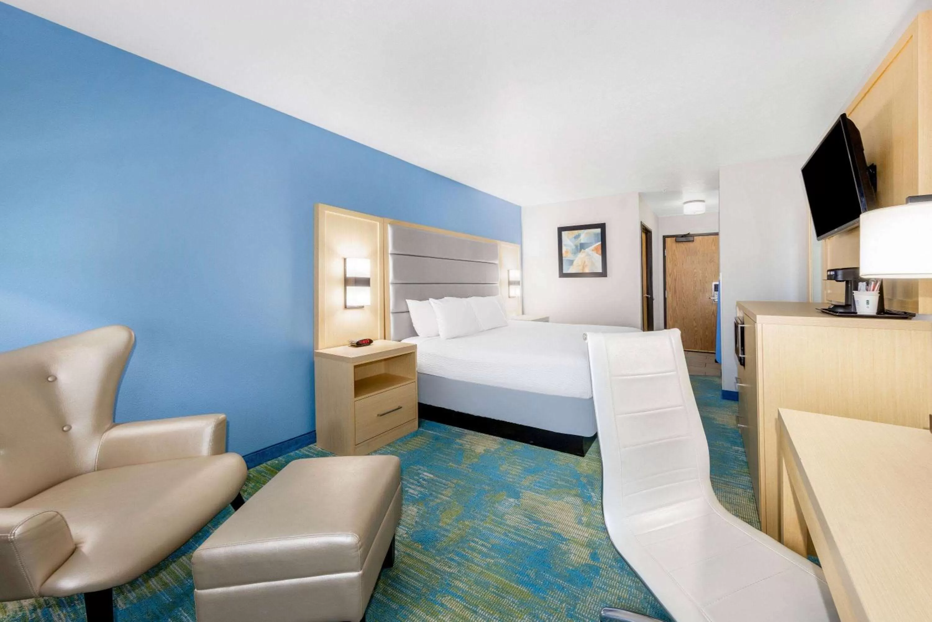 Photo of the whole room, Bed in Days Inn by Wyndham Springville