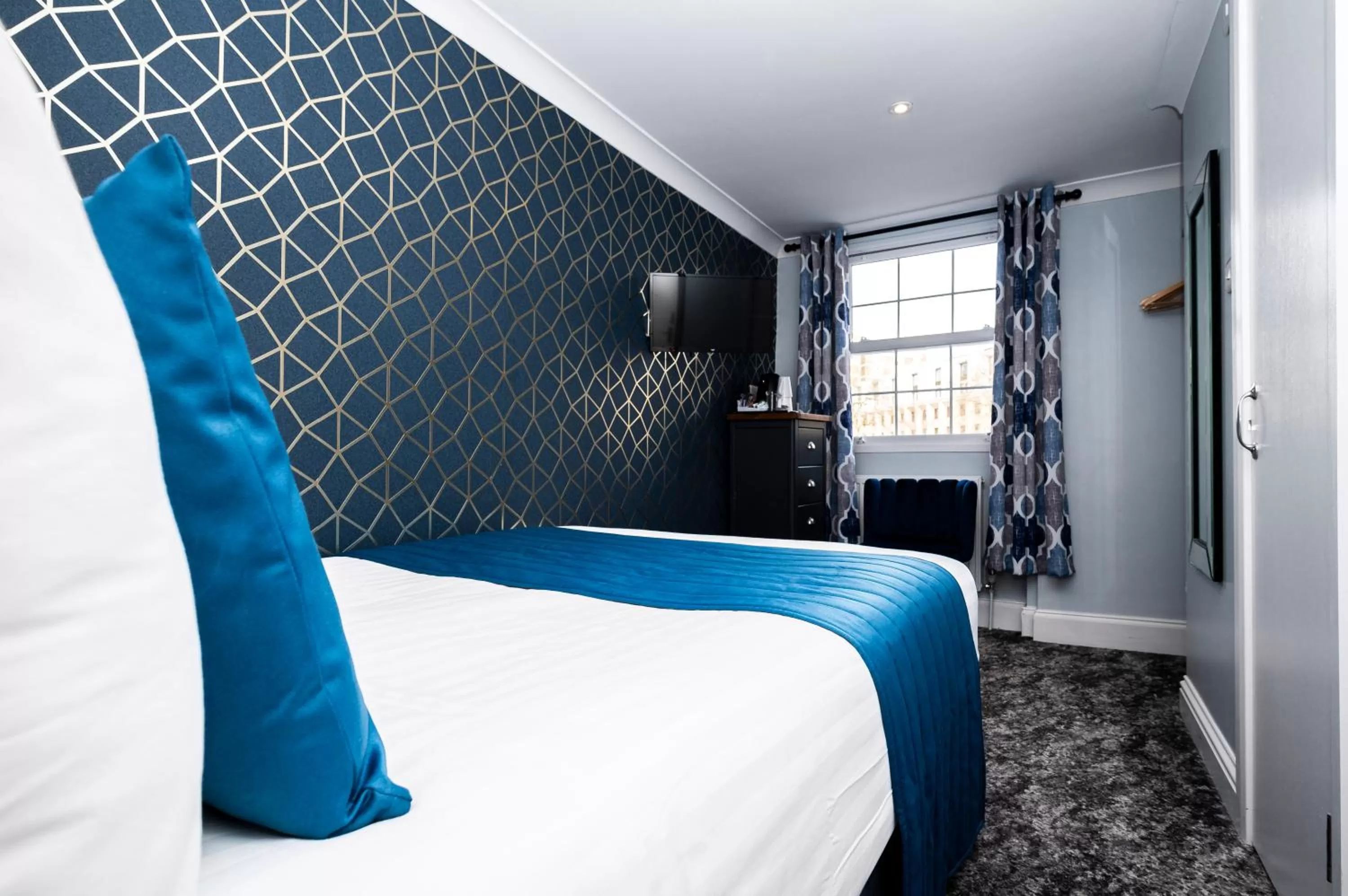 Bedroom, Bed in Mentone Hotel