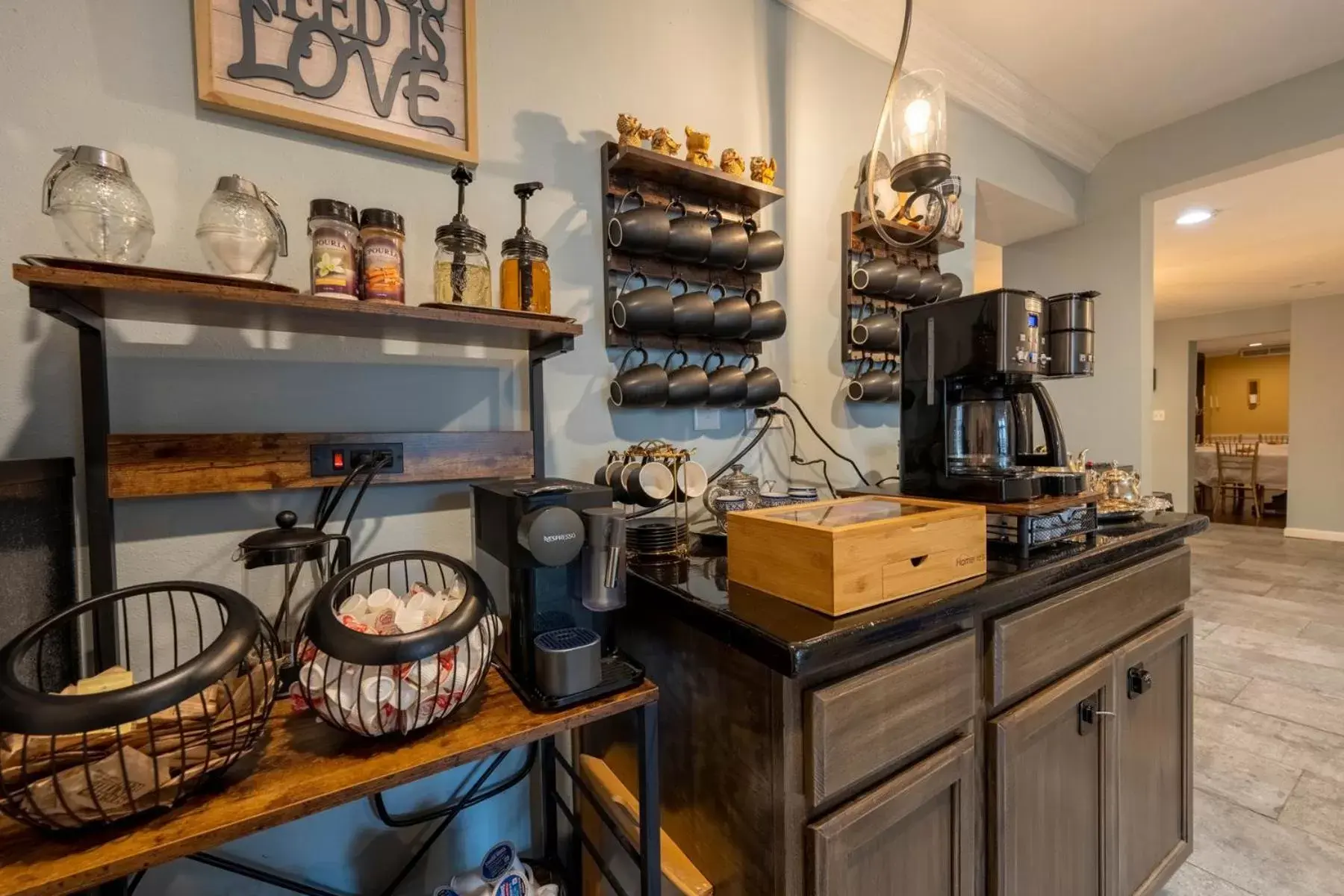 Coffee/tea facilities, Kitchen/Kitchenette in Pump House Inn & Spa