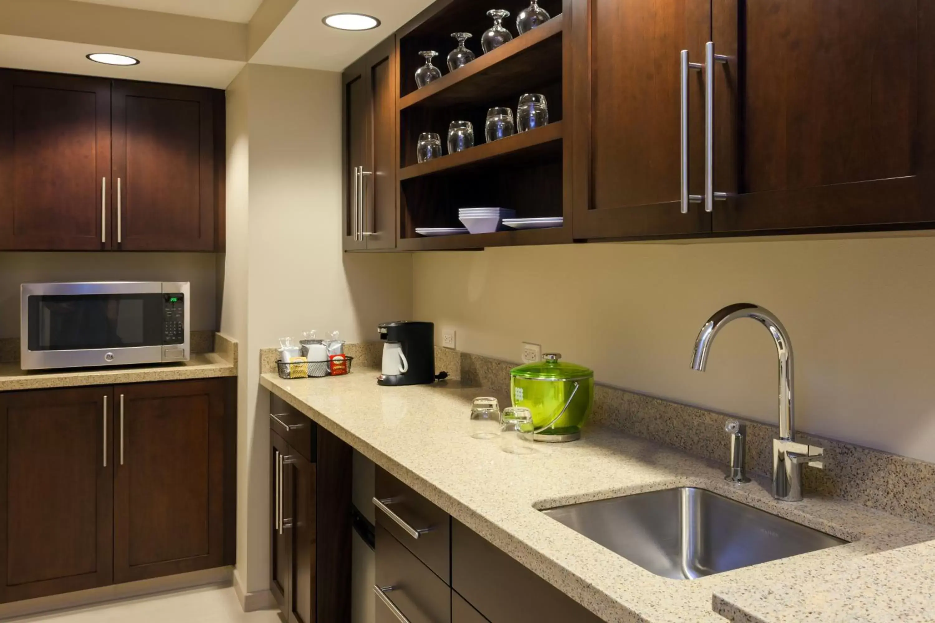 Kitchen or kitchenette, Kitchen/Kitchenette in Hyatt Place Chicago Midway Airport