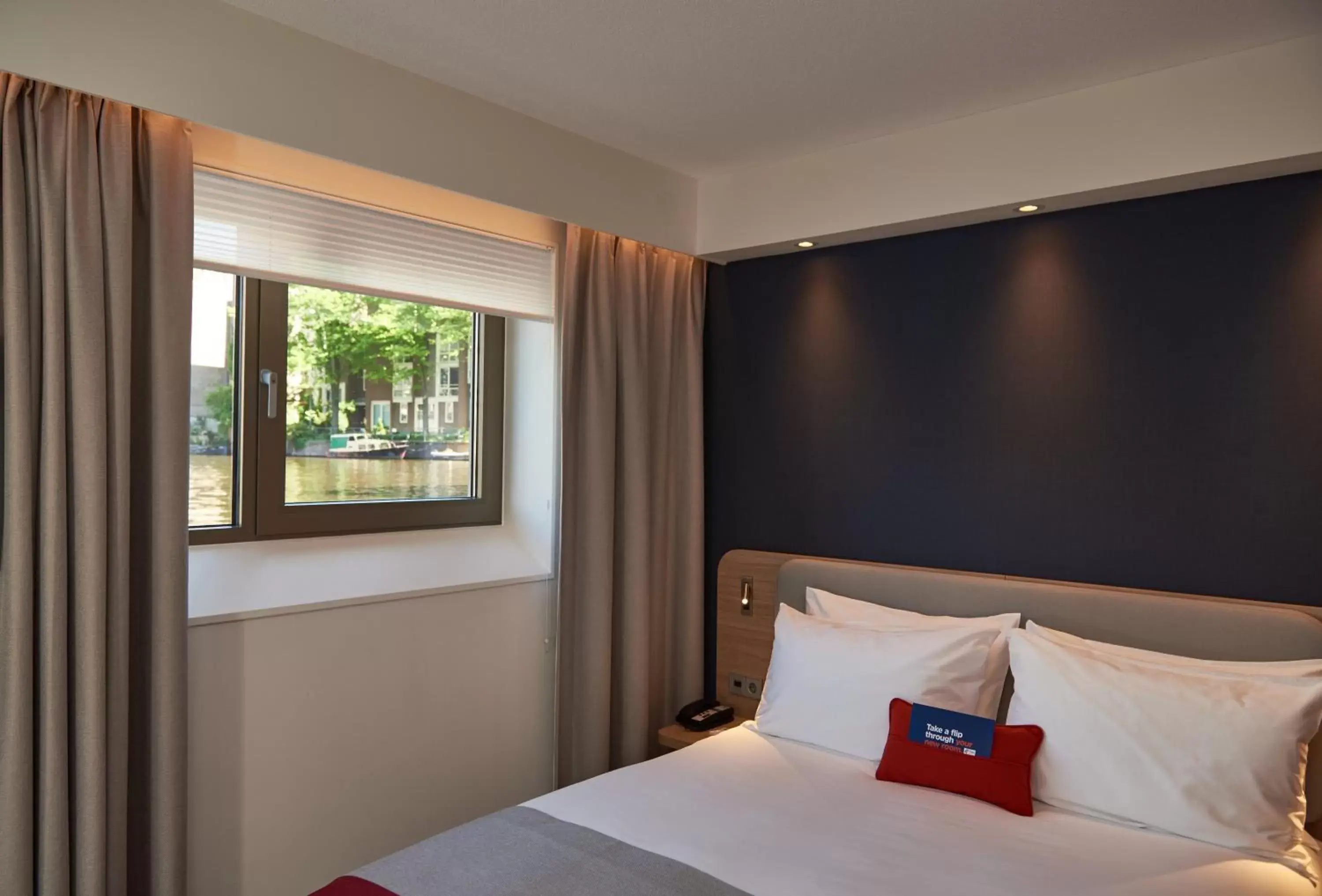Photo of the whole room, Bed in Holiday Inn Express Amsterdam - City Hall, an IHG Hotel