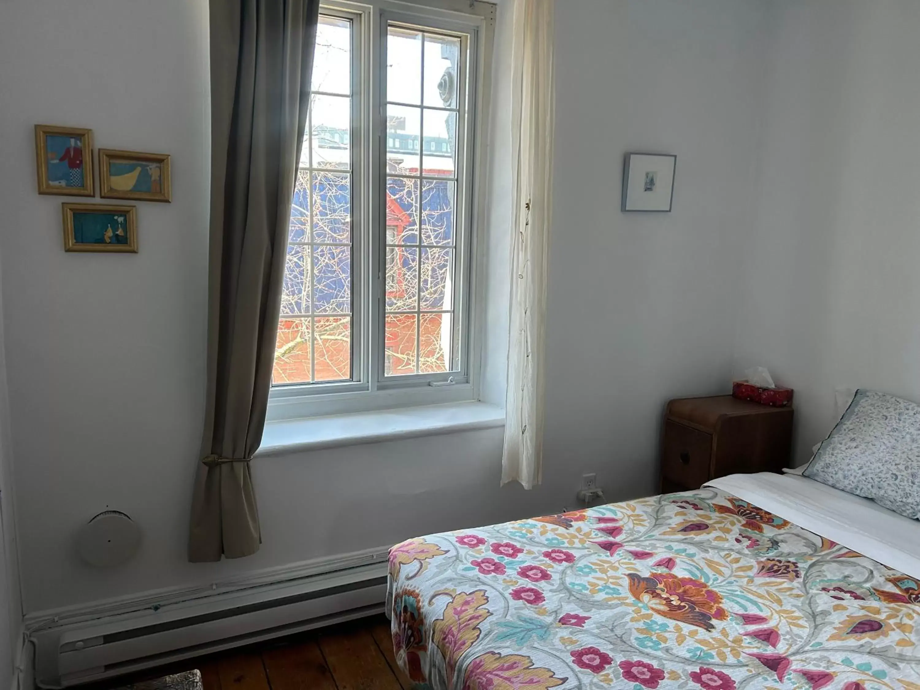 Double Room with Shared Bathroom - single occupancy in À l'Adresse du Centre-Ville Double Room with Shared Bathroom - single occupancy in À l'Adresse du Centre-Ville