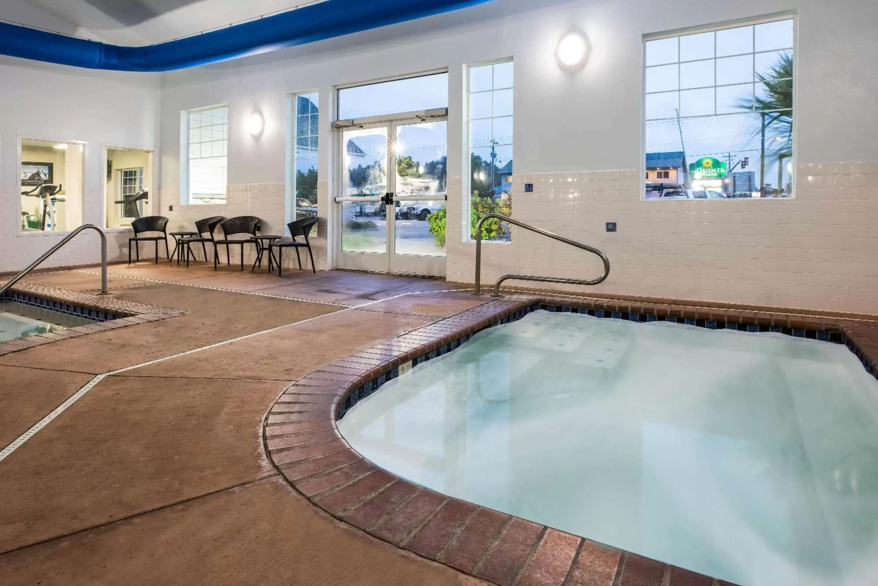 Hot Tub, Swimming Pool in La Quinta by Wyndham Newport