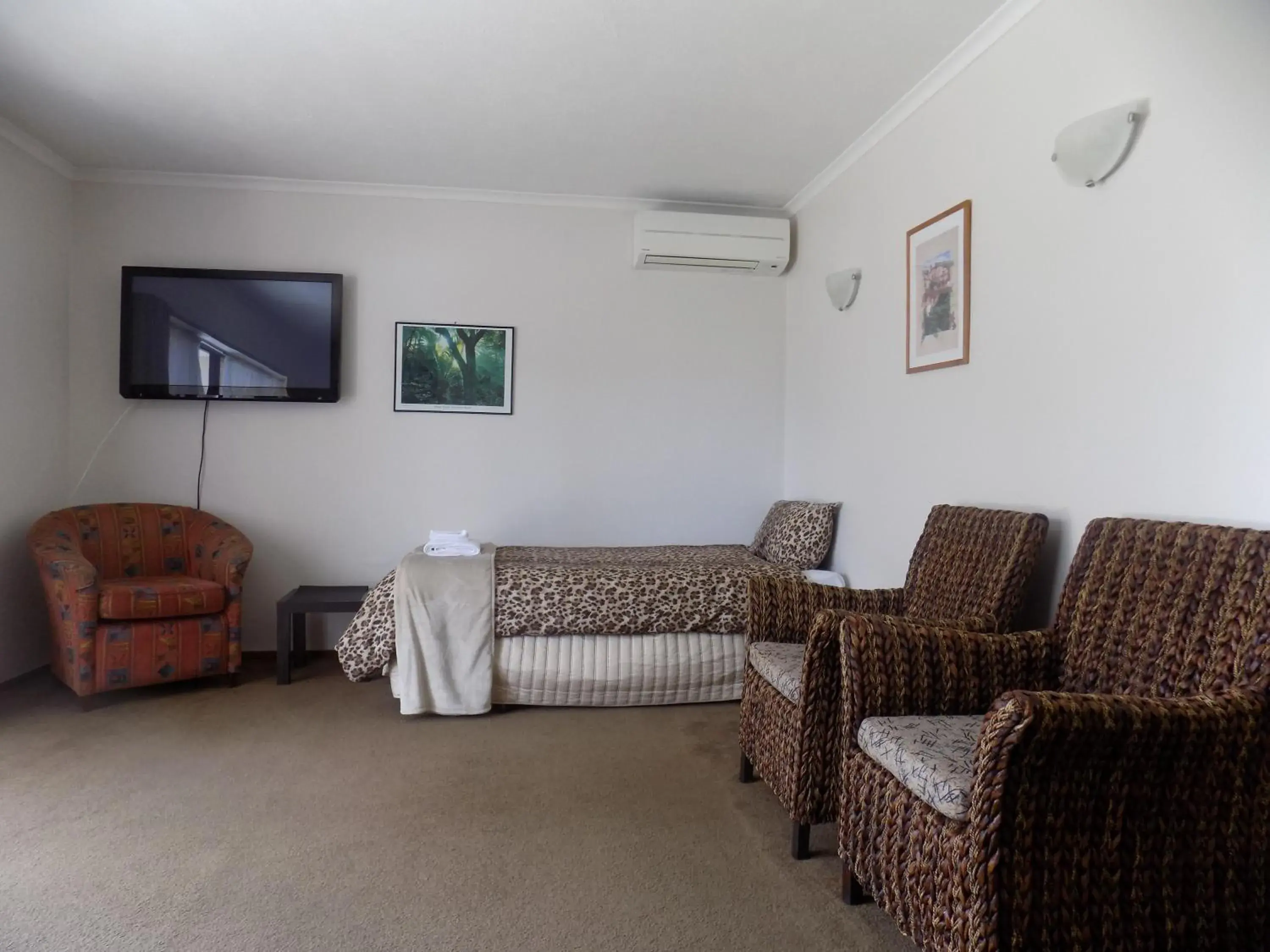 Living room, Seating Area in Garden City Motel