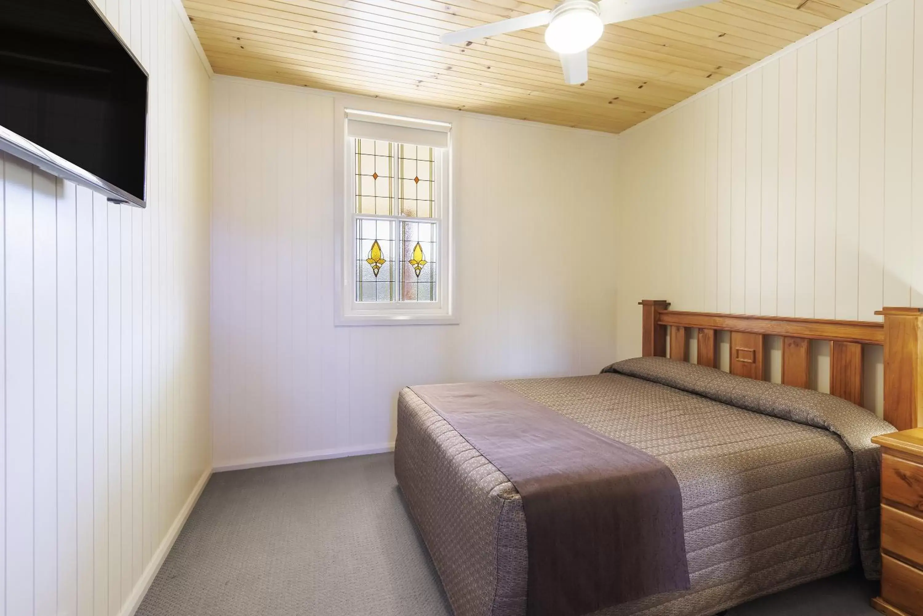 Bedroom, Bed in Black Gold Motel