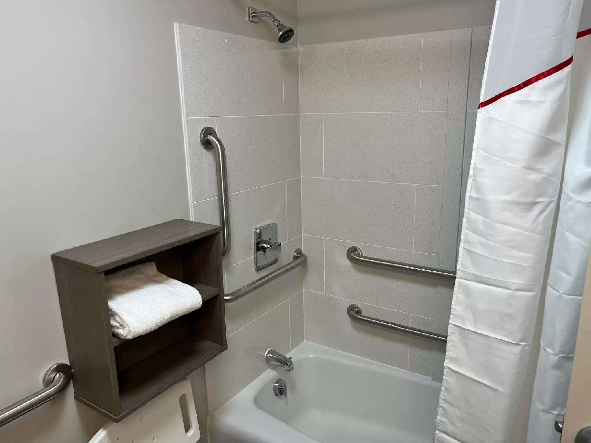Bathroom in Red Roof Inn & Suites Wilkesboro