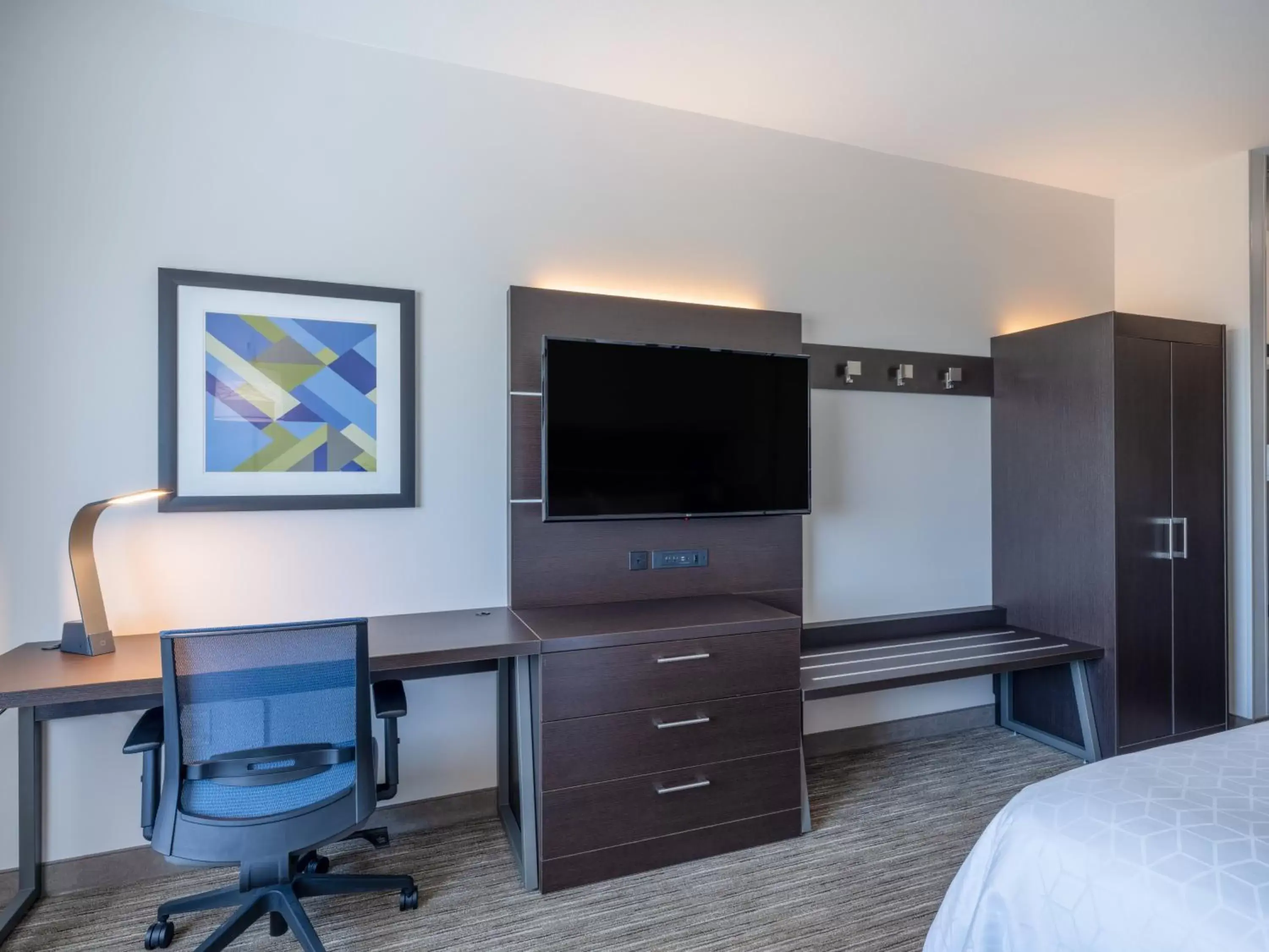 Bedroom, TV/Entertainment Center in Holiday Inn Express & Suites - Watertown, an IHG Hotel