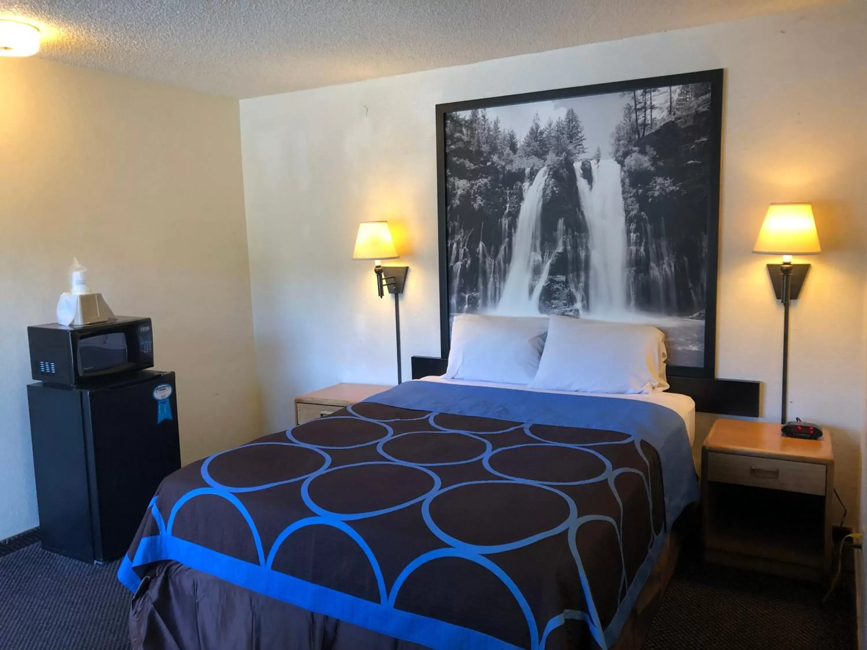 Photo of the whole room, Bed in Super 8 by Wyndham Red Bluff