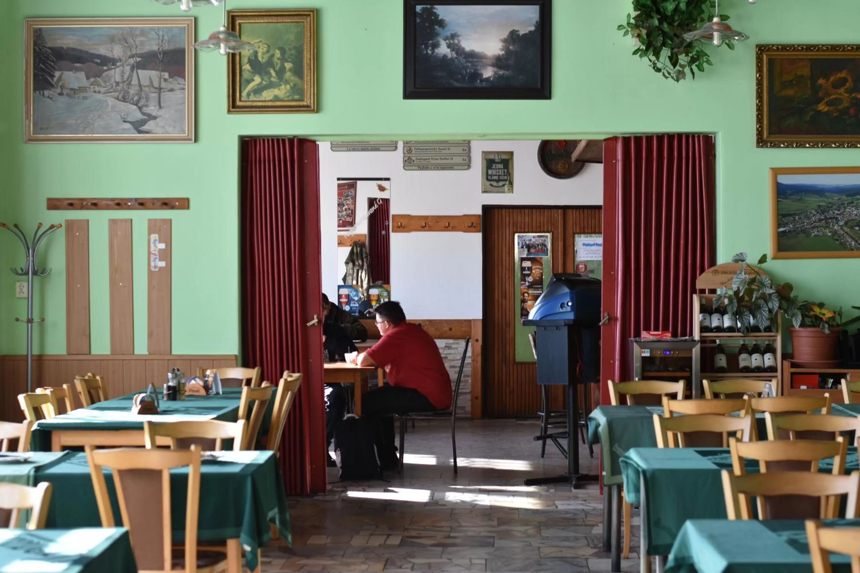 Restaurant/places to eat in Hotel Chata