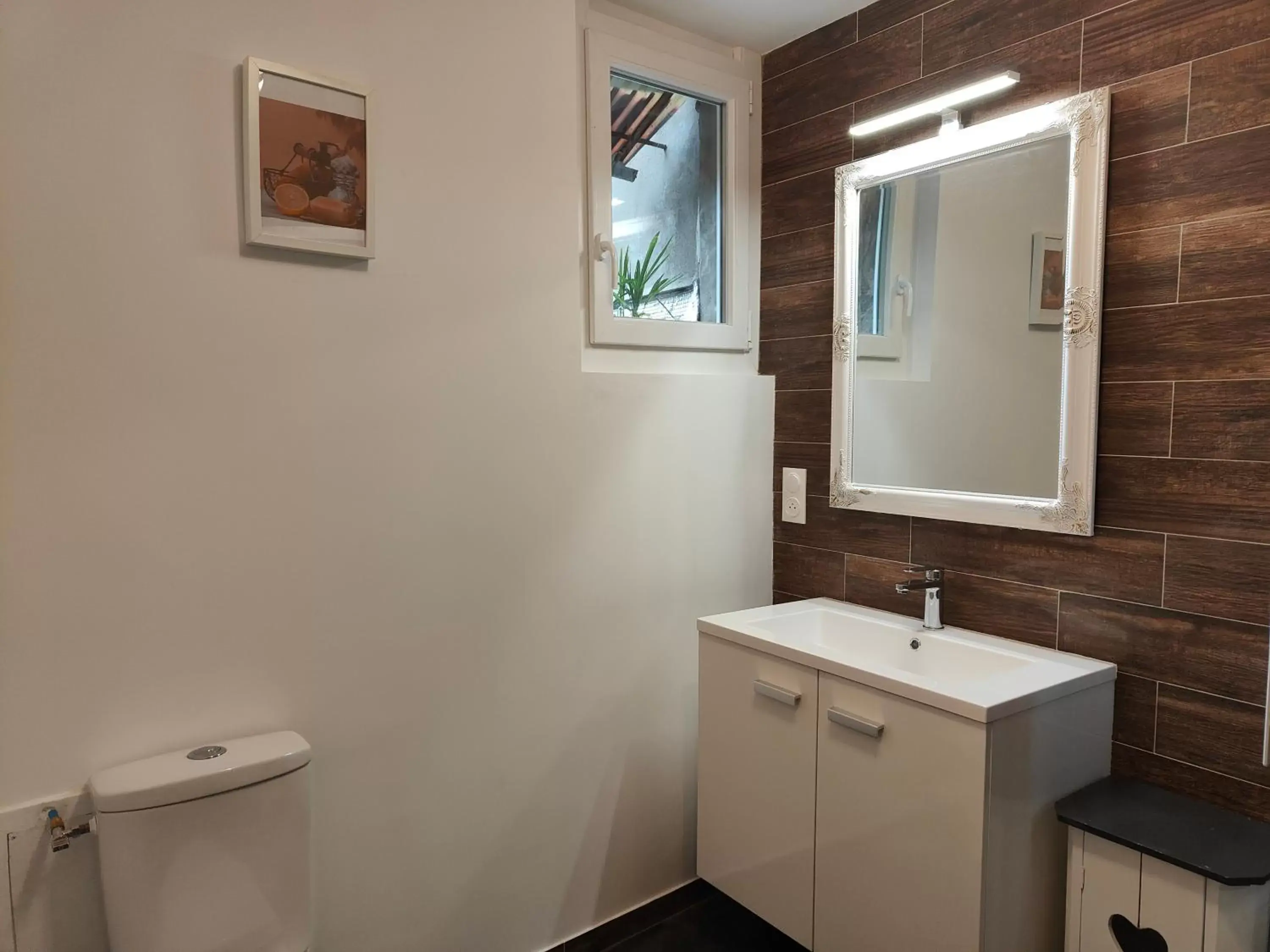 Toilet, Bathroom in Le Chat Botté Chambres et Table d'hôte sur réservation