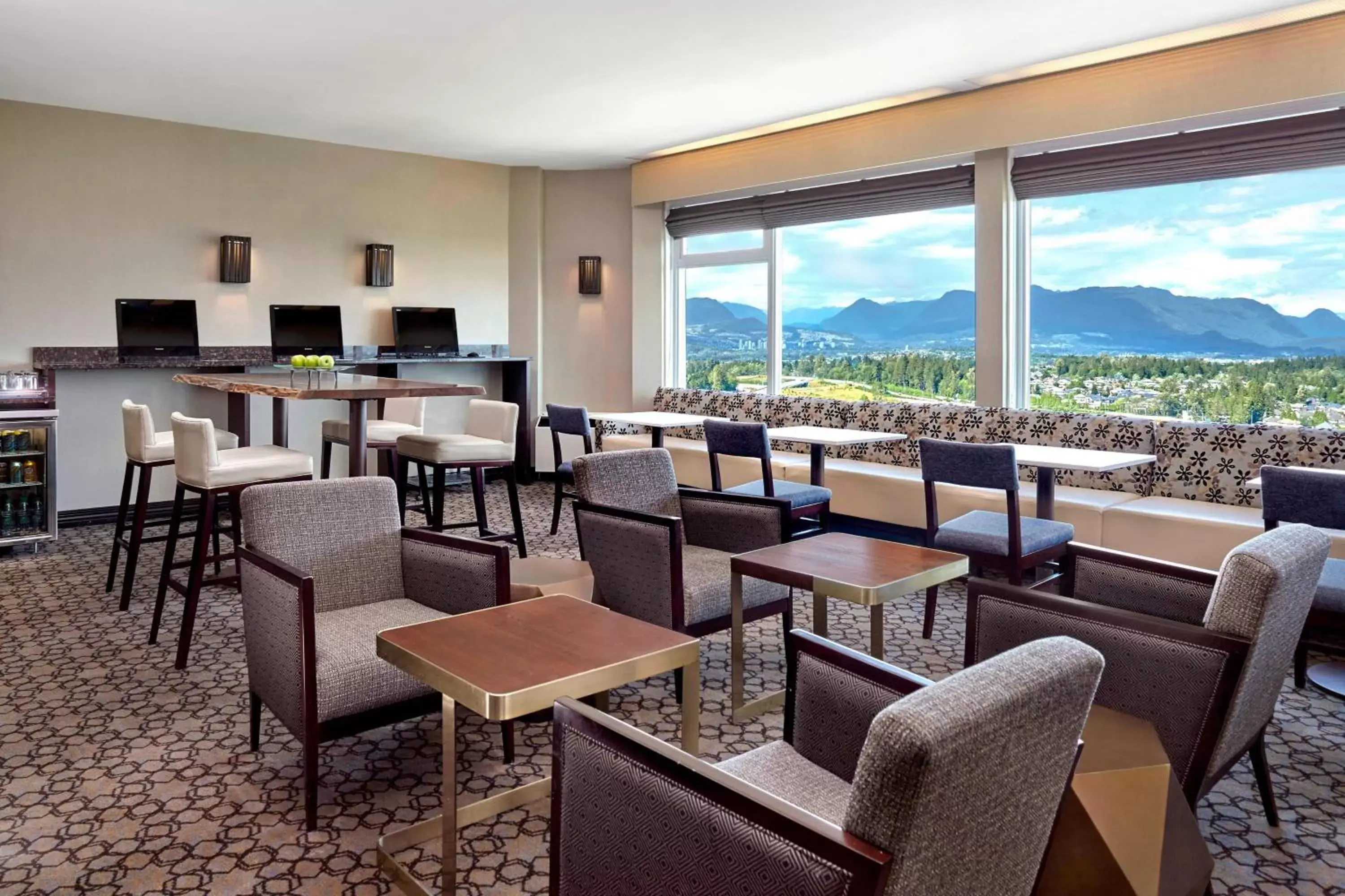 Lounge or bar, Restaurant/Places to Eat in Sheraton Vancouver Guildford Hotel
