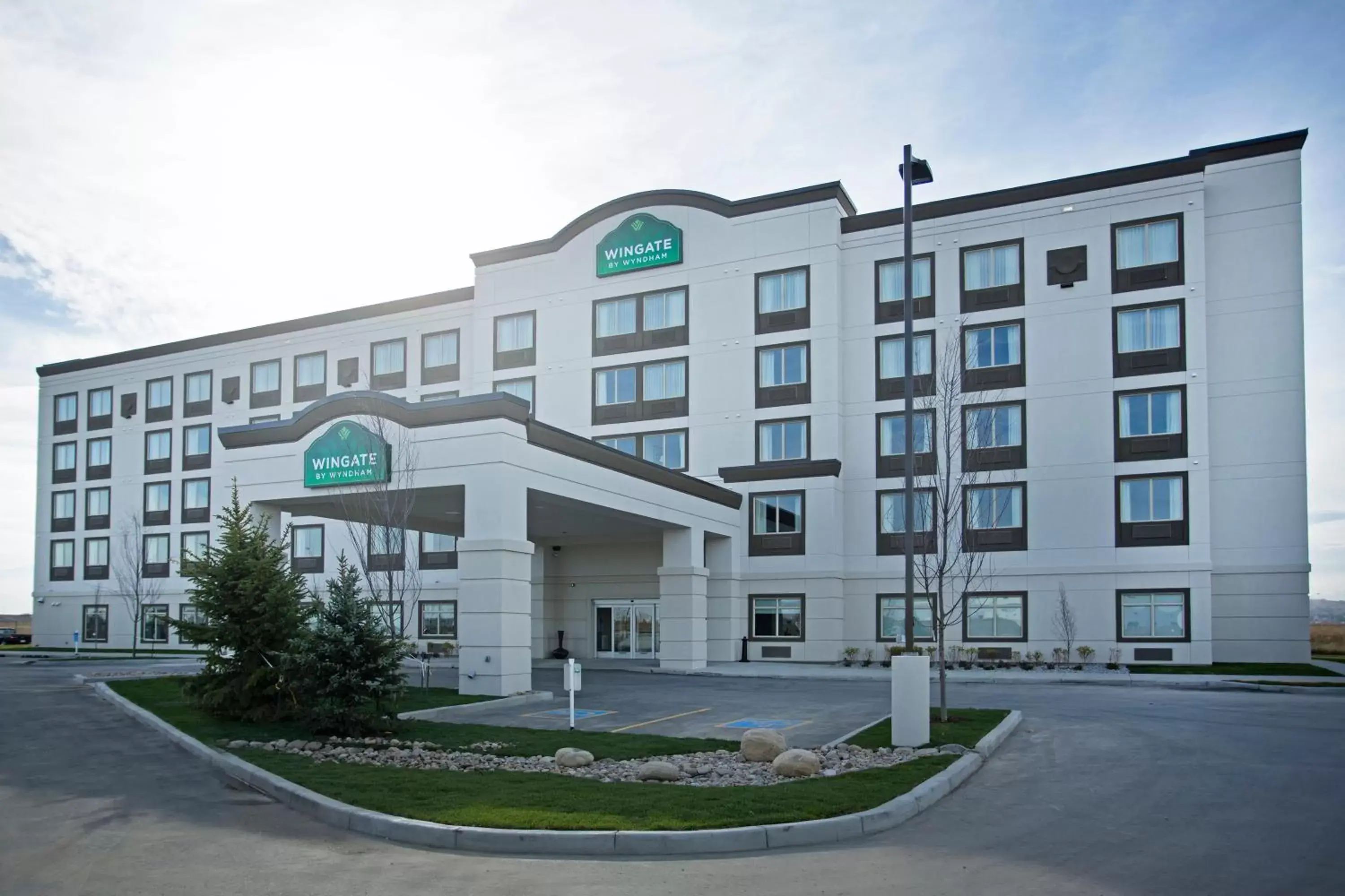 Property Building in Wingate by Wyndham Calgary Airport