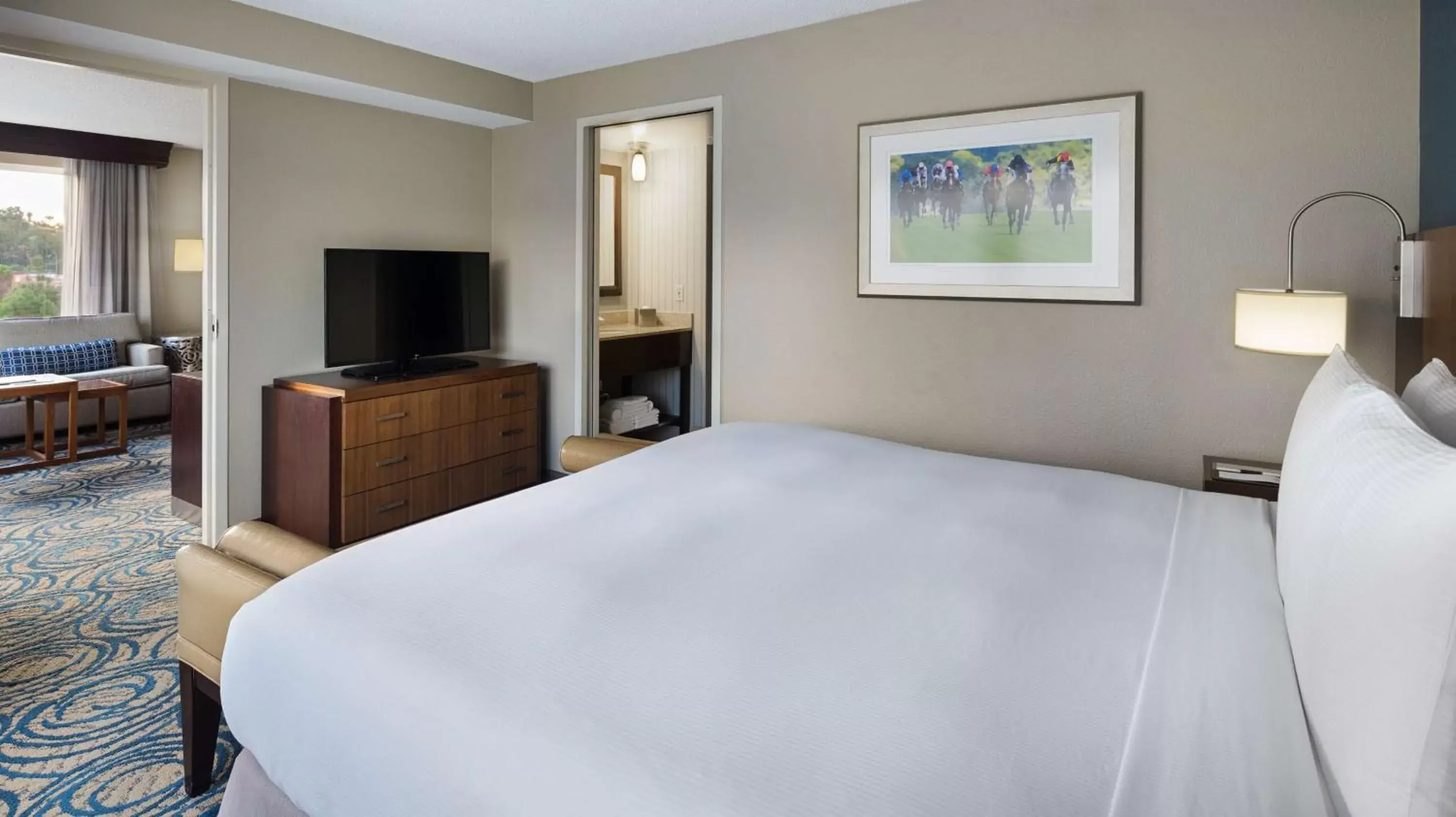 Bedroom, Bed in DoubleTree by Hilton San Diego Del Mar