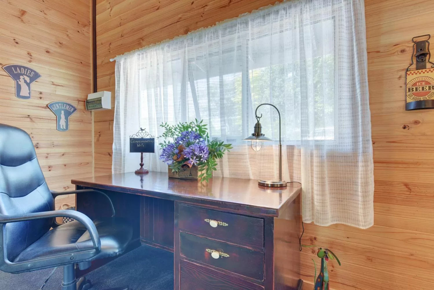 Seating area, Bathroom in Stony Rise Cottage B&B