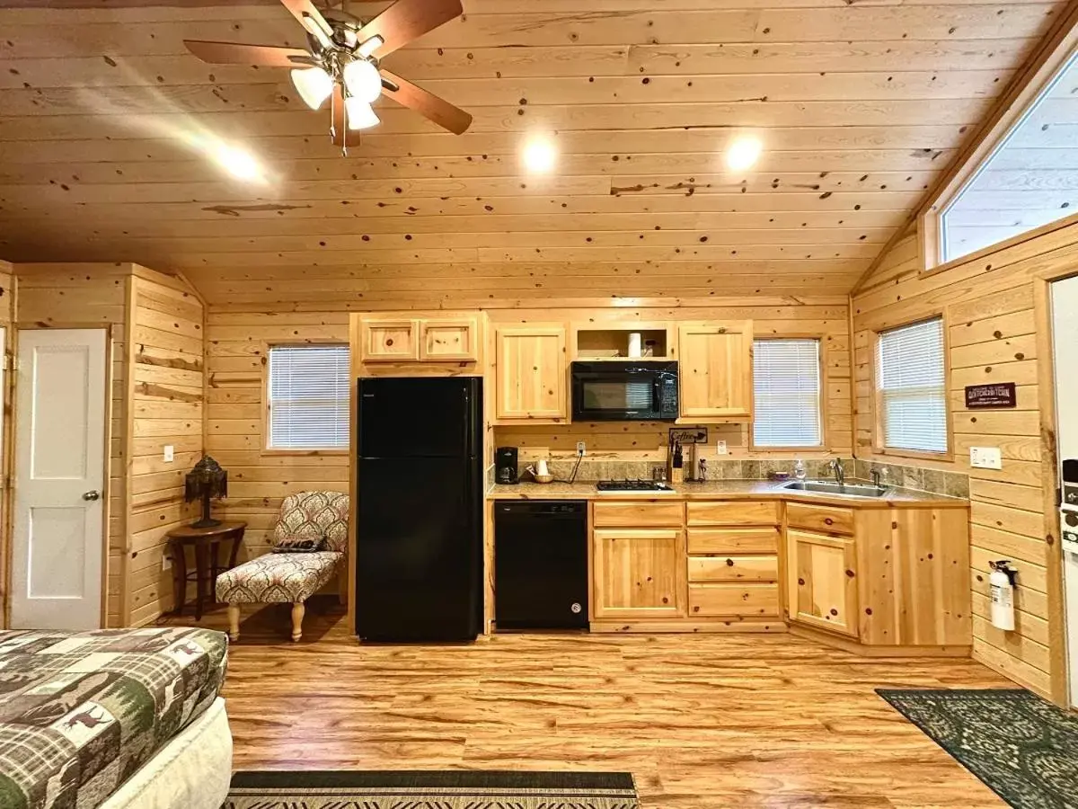 Kitchen/Kitchenette in Packwood Lodge & Cabins