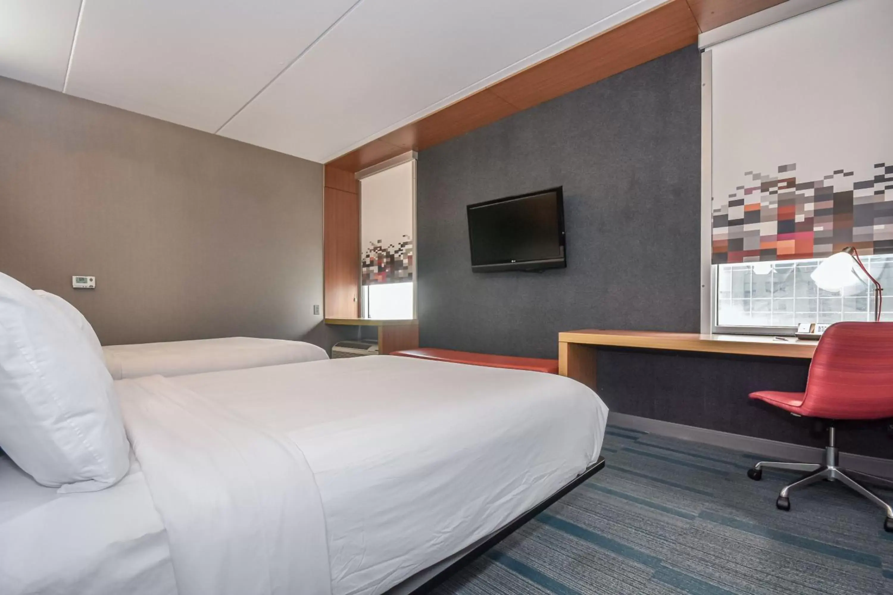 Photo of the whole room, Bed in Aloft Charlotte City Center