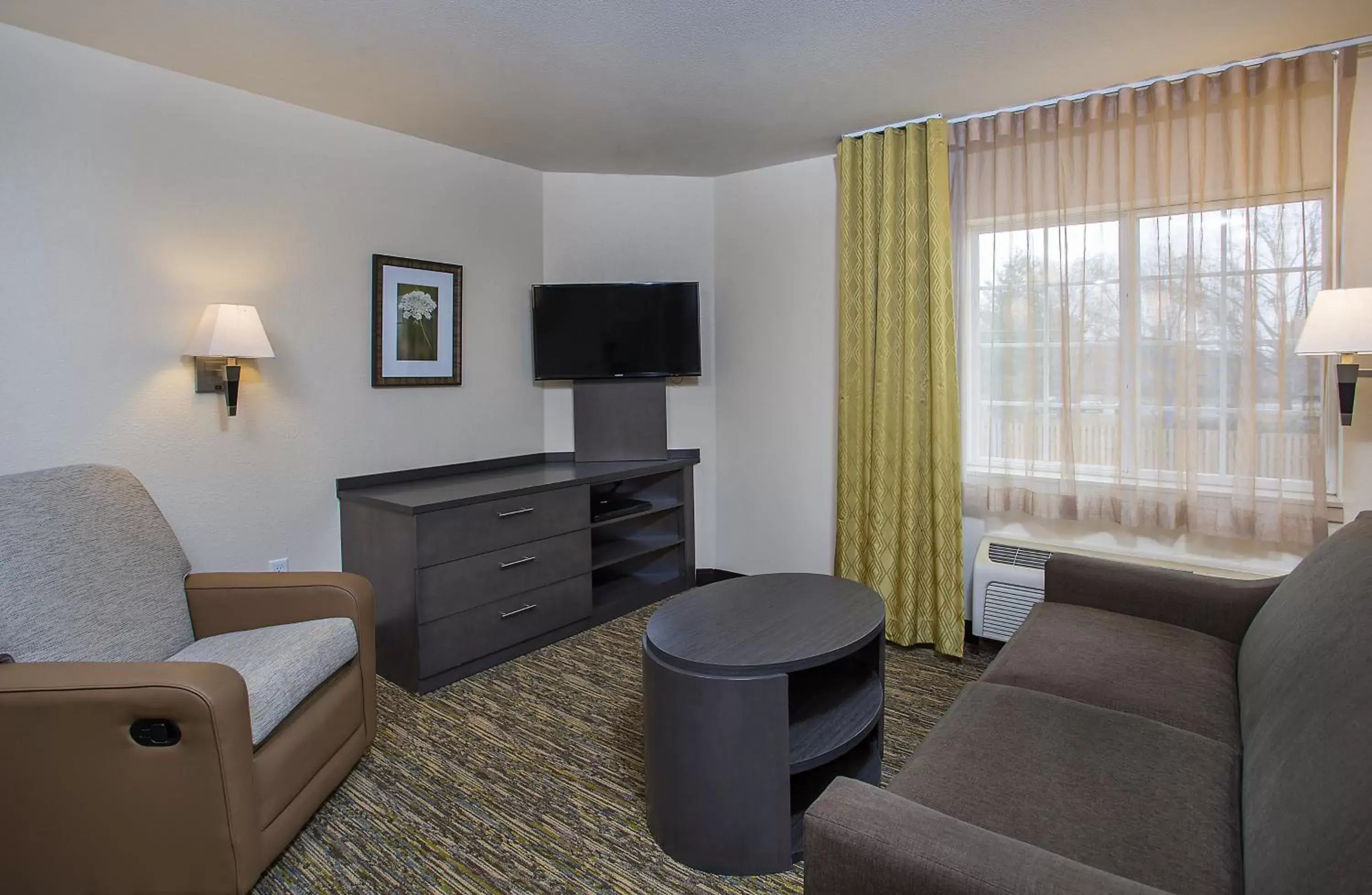 Bedroom, Seating Area in Candlewood Suites Bowling Green, an IHG Hotel
