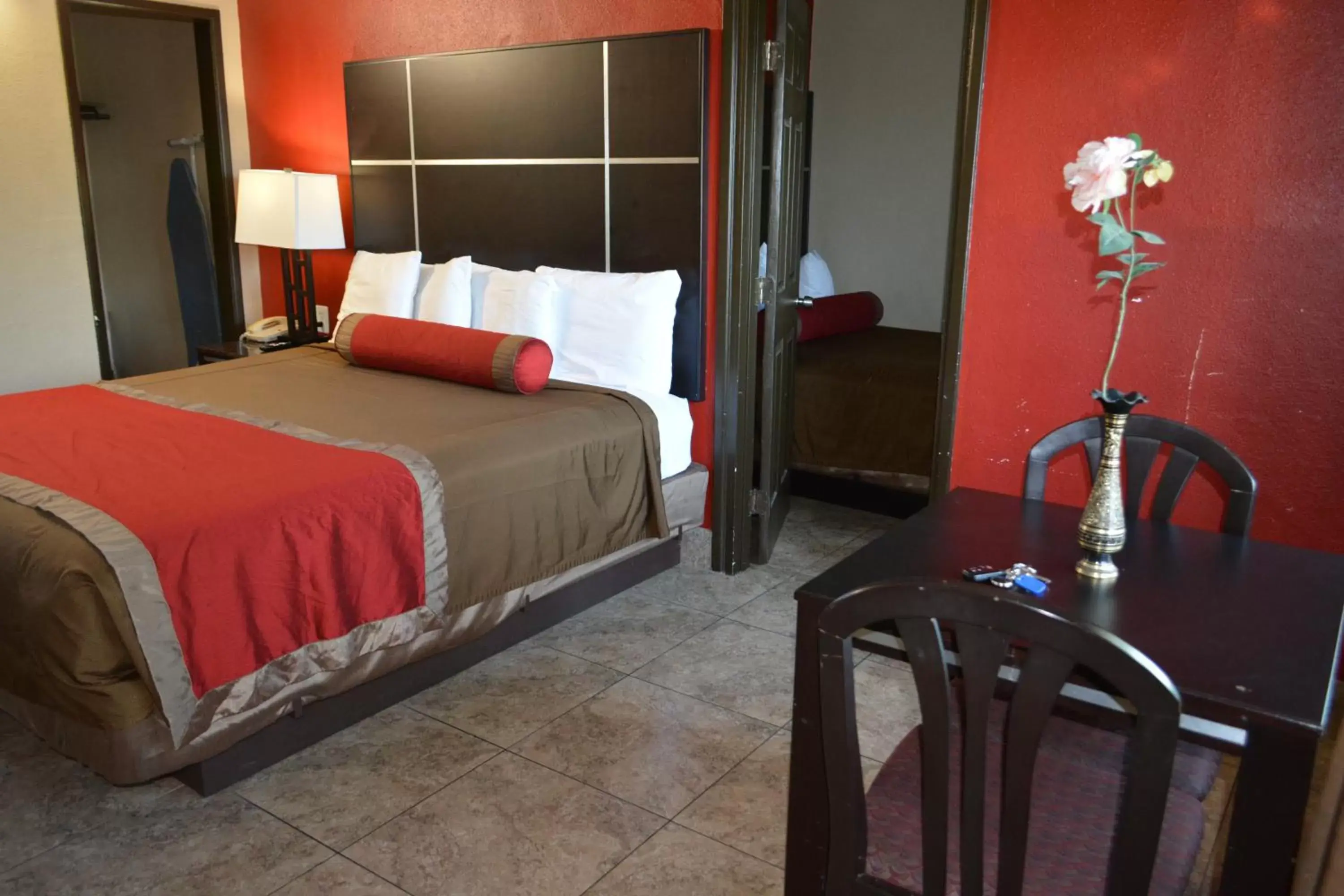 Bed in Harbor Inn & Suites Oceanside Bed in Harbor Inn & Suites Oceanside