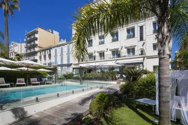 Property building, Swimming Pool in Hôtel Le Canberra