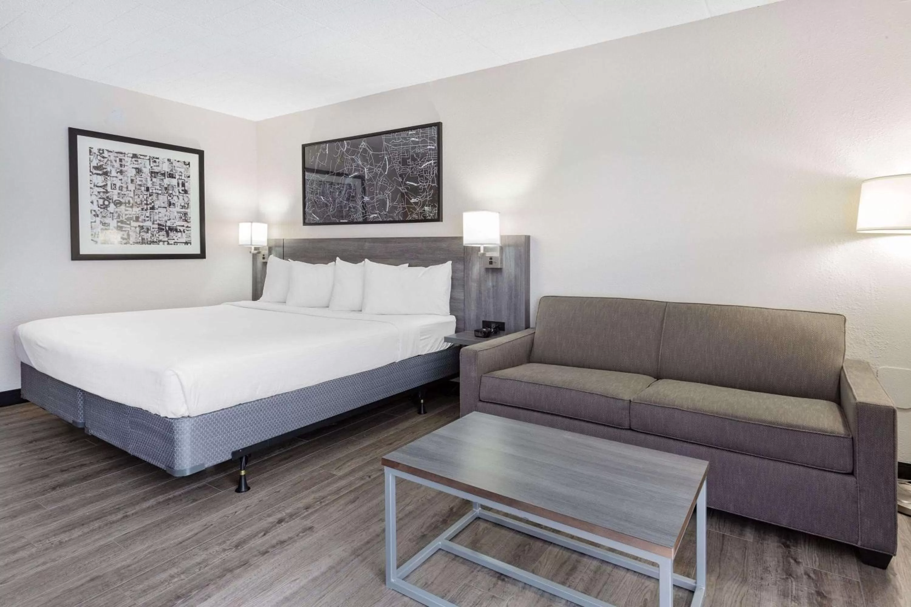 Restaurant/places to eat, Bed in Ramada by Wyndham Hartford North - Bradley Airport