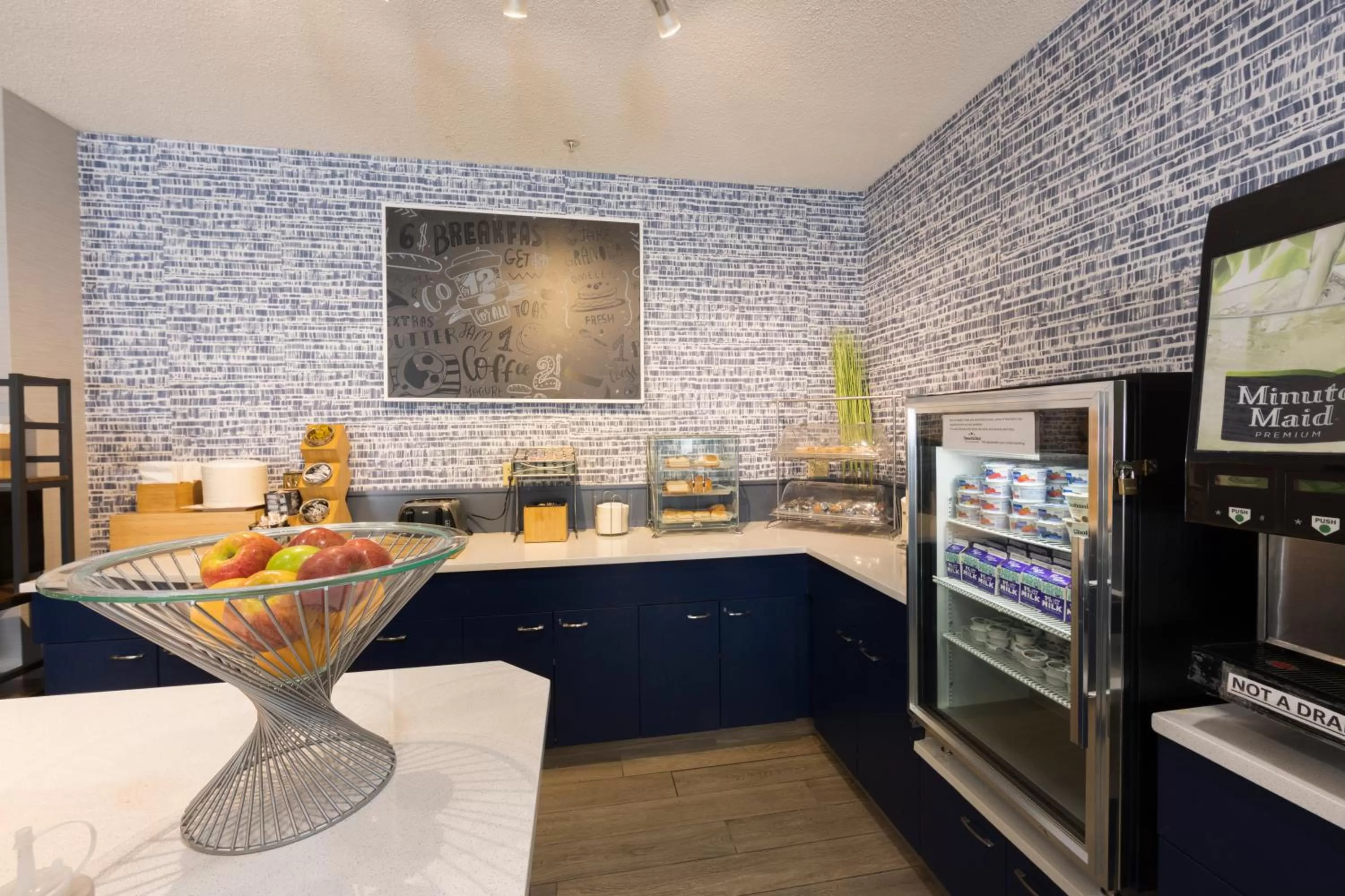 Breakfast in AmericInn by Wyndham Duluth