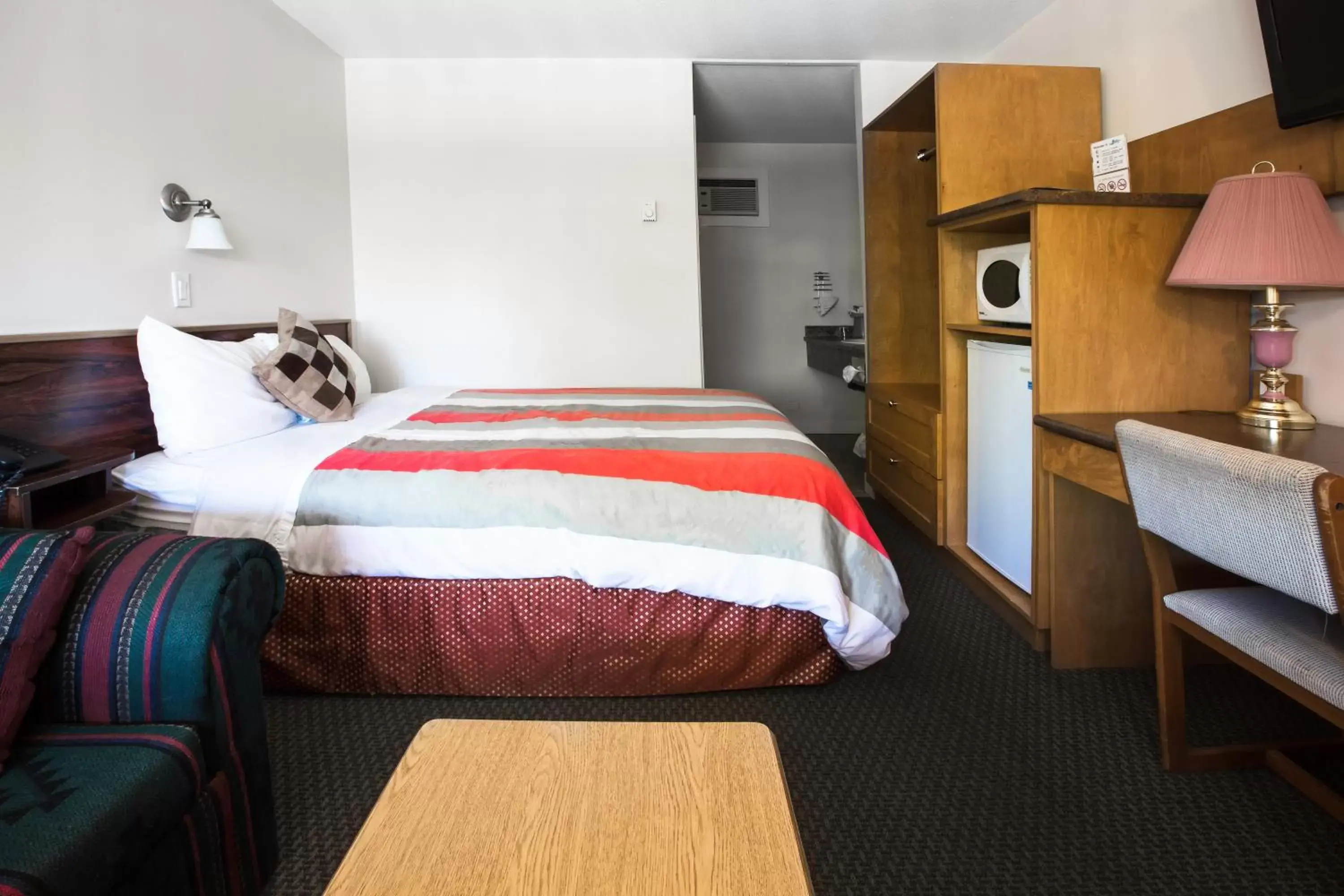 Living room, Bed in Grandview Motel