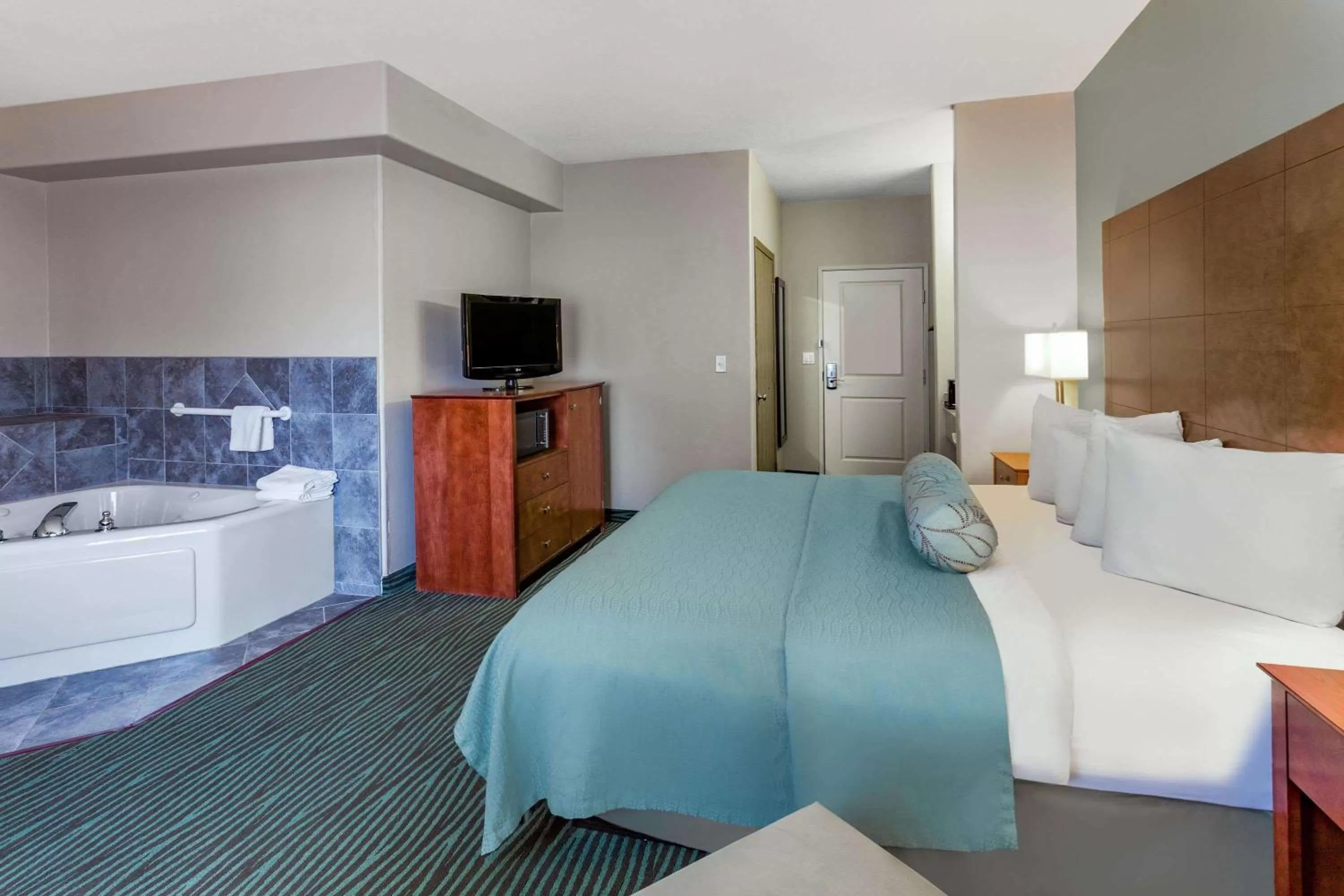 Photo of the whole room, Bed in AmericInn by Wyndham Des Moines Airport
