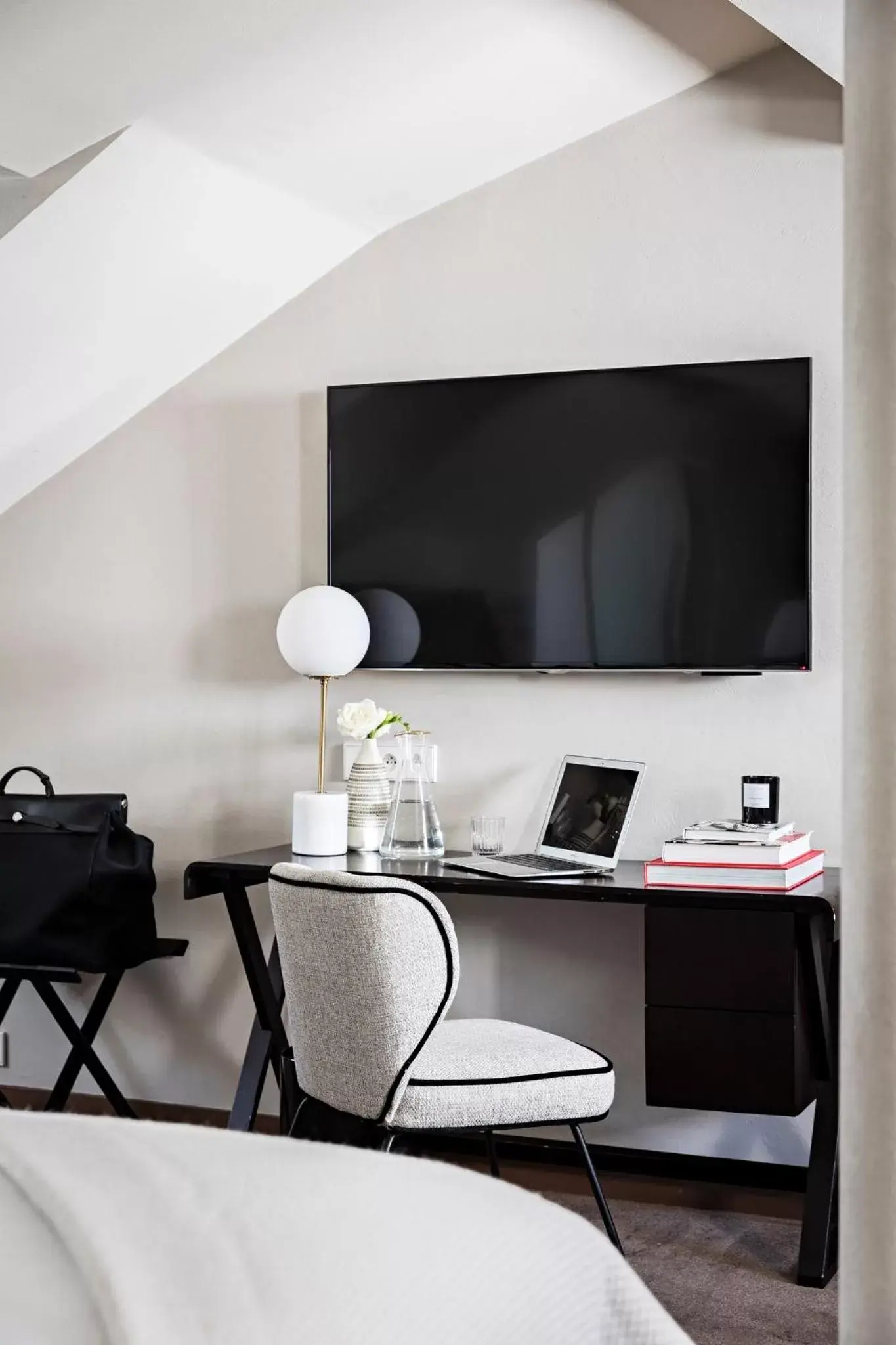 Photo of the whole room in Holiday Inn Paris Palais de l'Elysée by IHG Photo of the whole room in Holiday Inn Paris Palais de l'Elysée by IHG