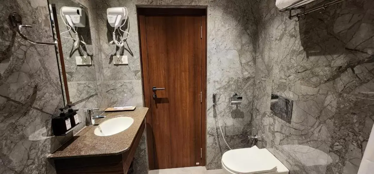 Bathroom in Hotel Gorbandh