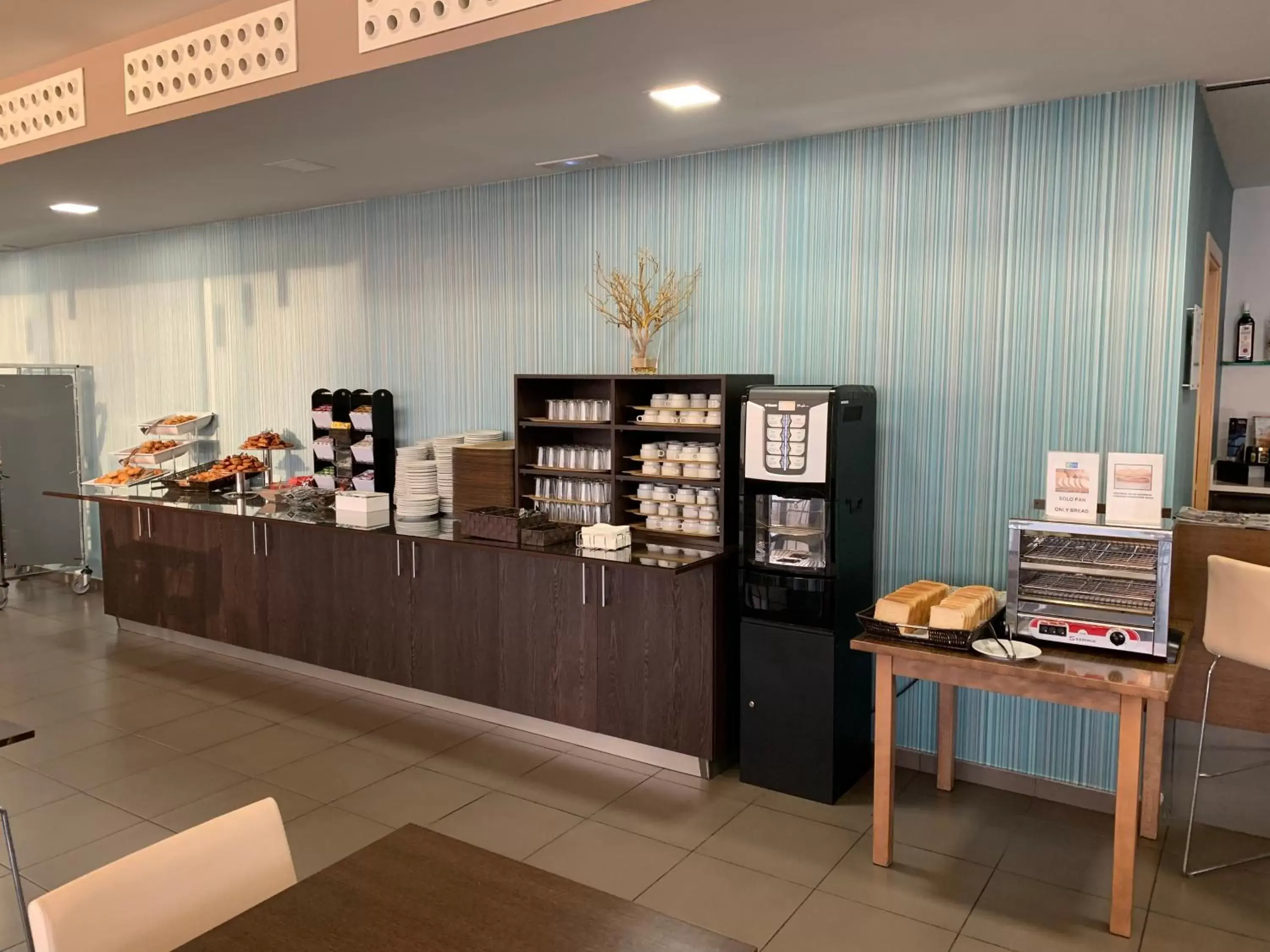 Food and drinks, Restaurant/Places to Eat in Holiday Inn Express Vitoria