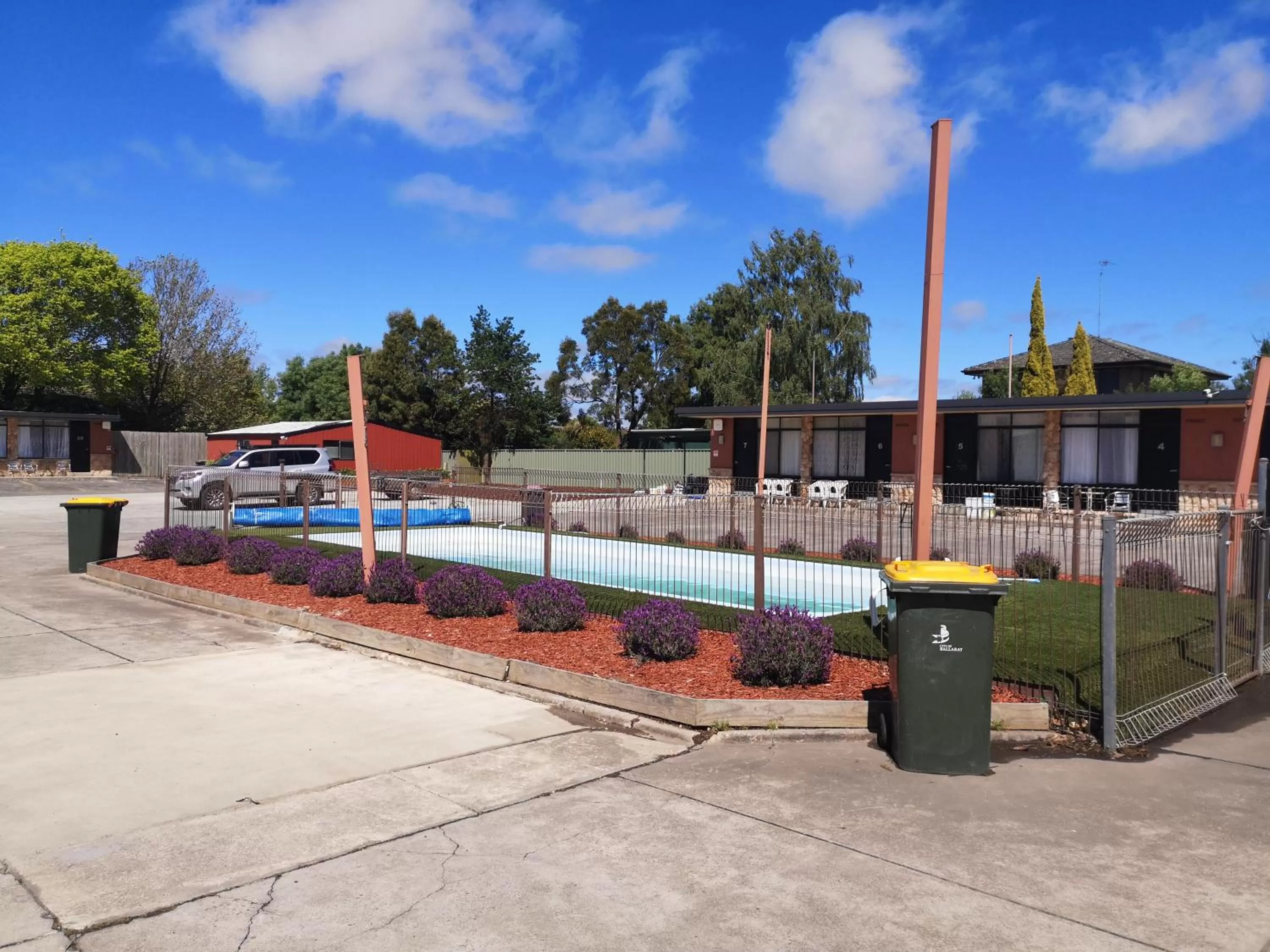 Swimming pool in Avenue Motel