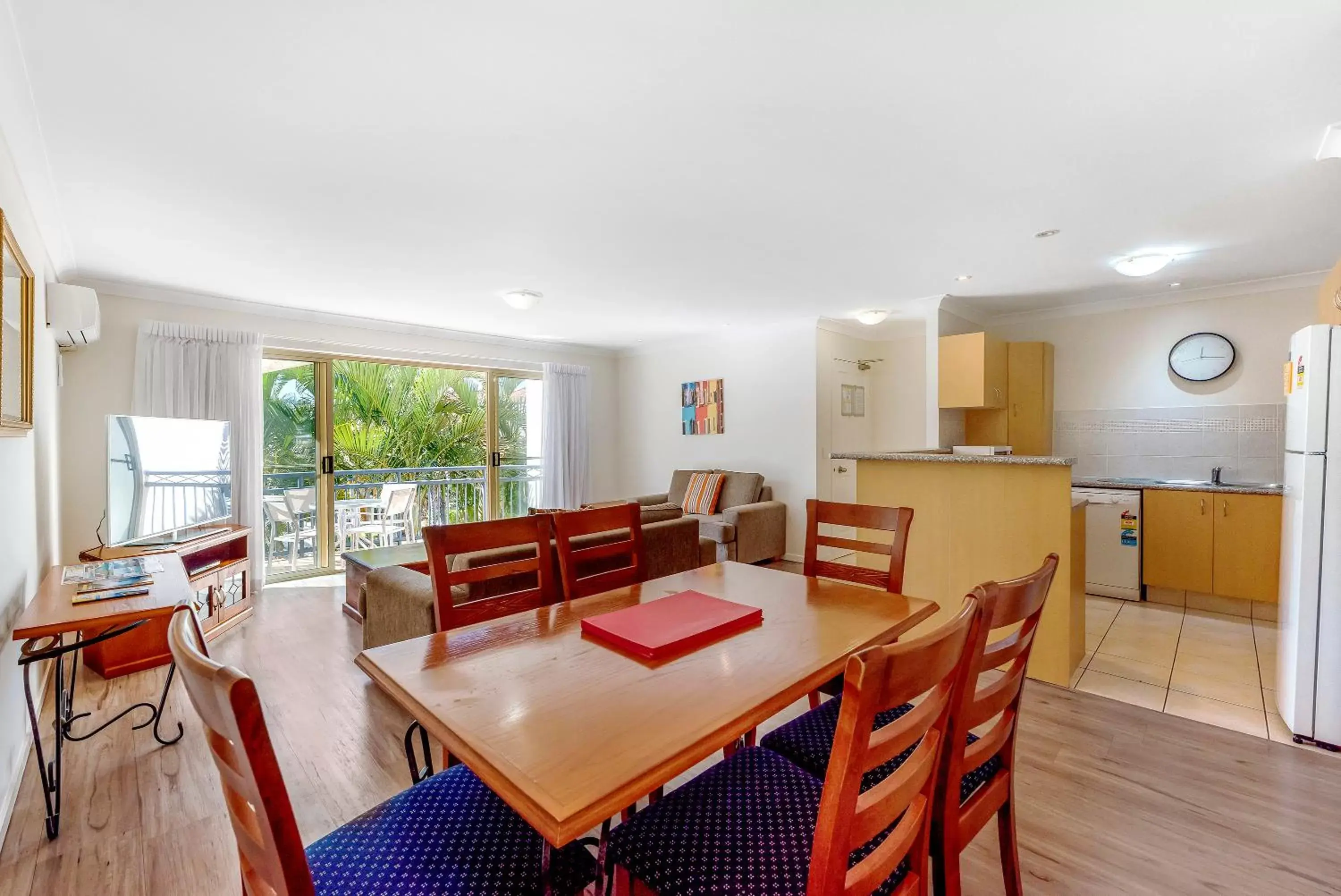 Living room, Dining Area in Golden Riviera Absolute Beachfront Resort