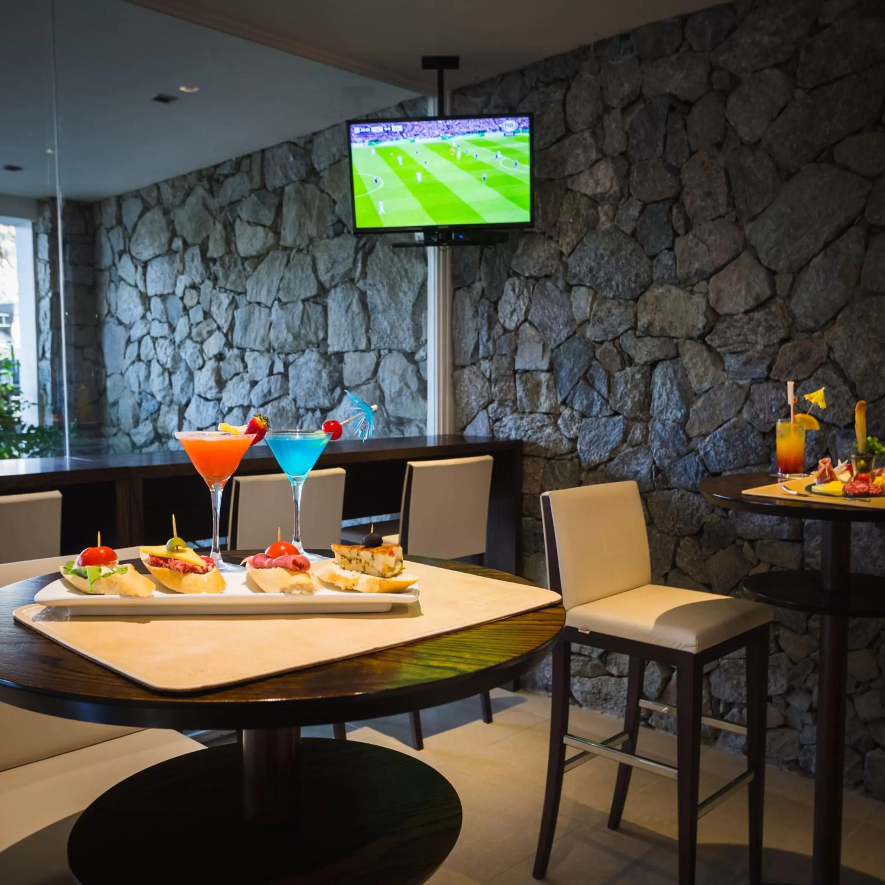 Lounge or bar, Restaurant/Places to Eat in Radisson Colonia Del Sacramento Hotel