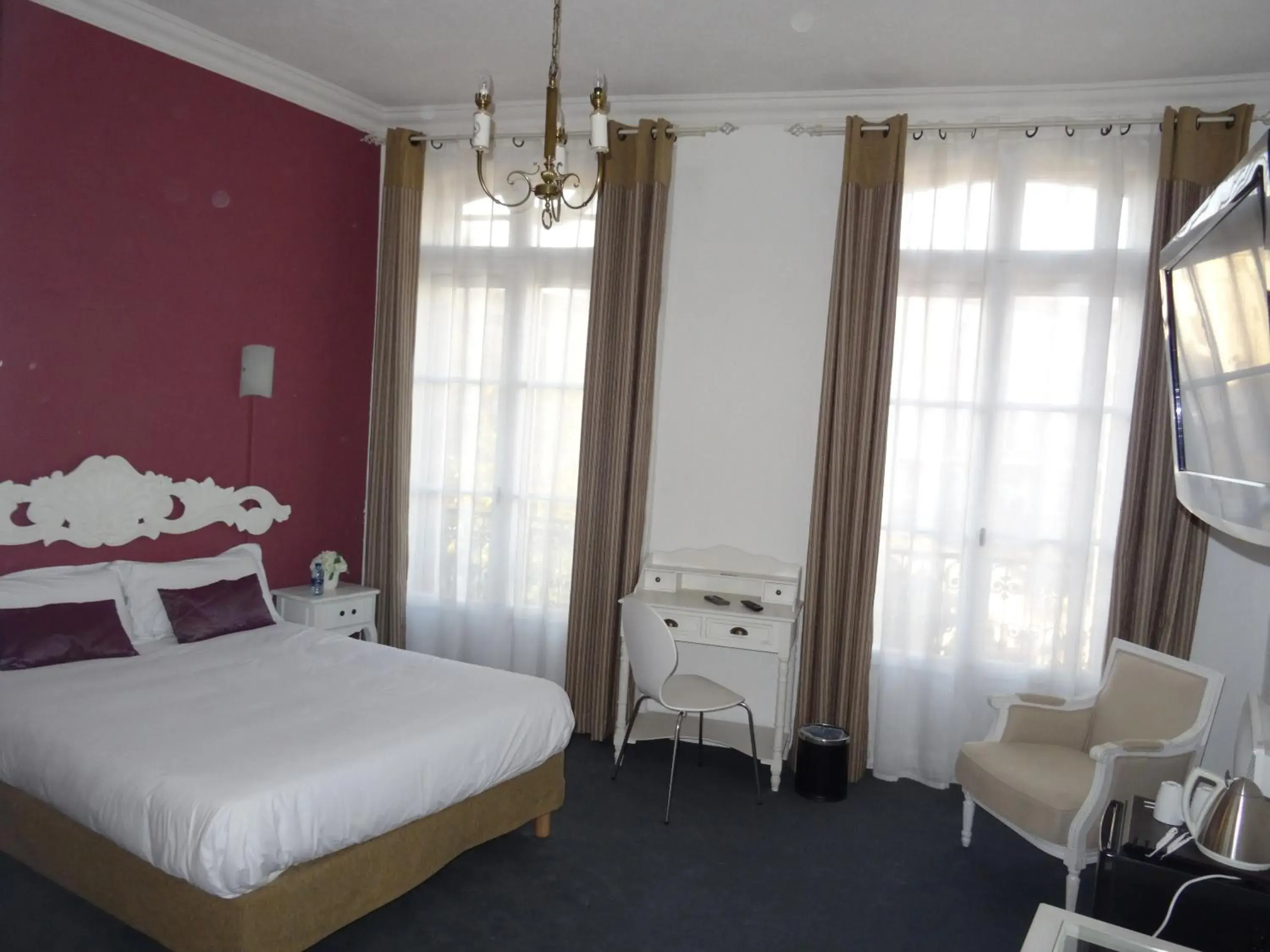 Bedroom, Bed in Hotel De France