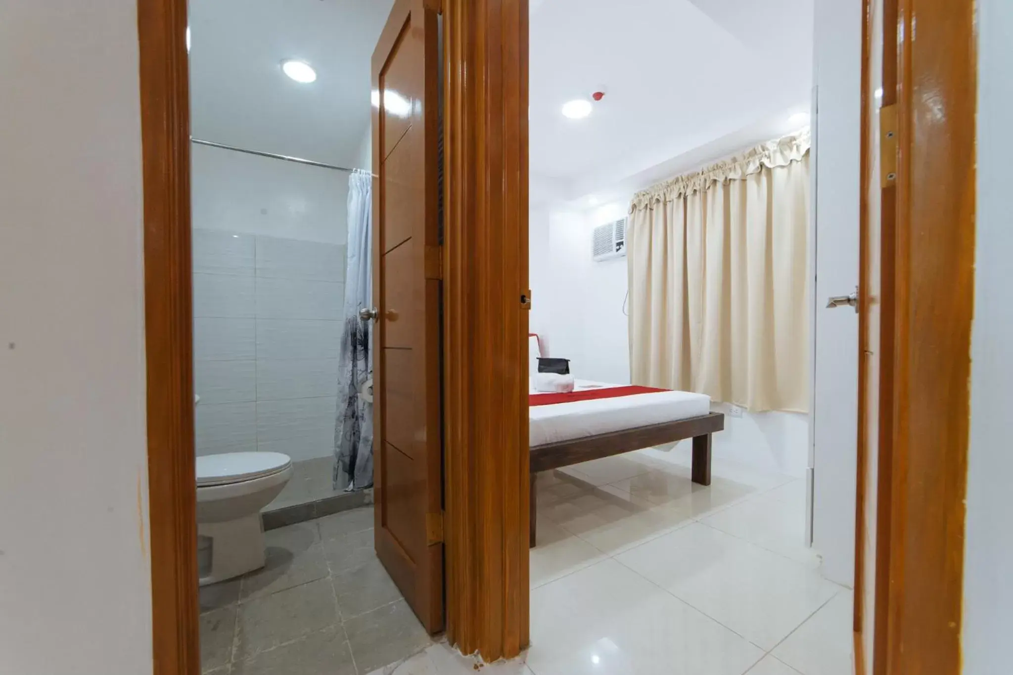 Bedroom, Bathroom in RedDoorz @ DBuilders Bangkal Makati