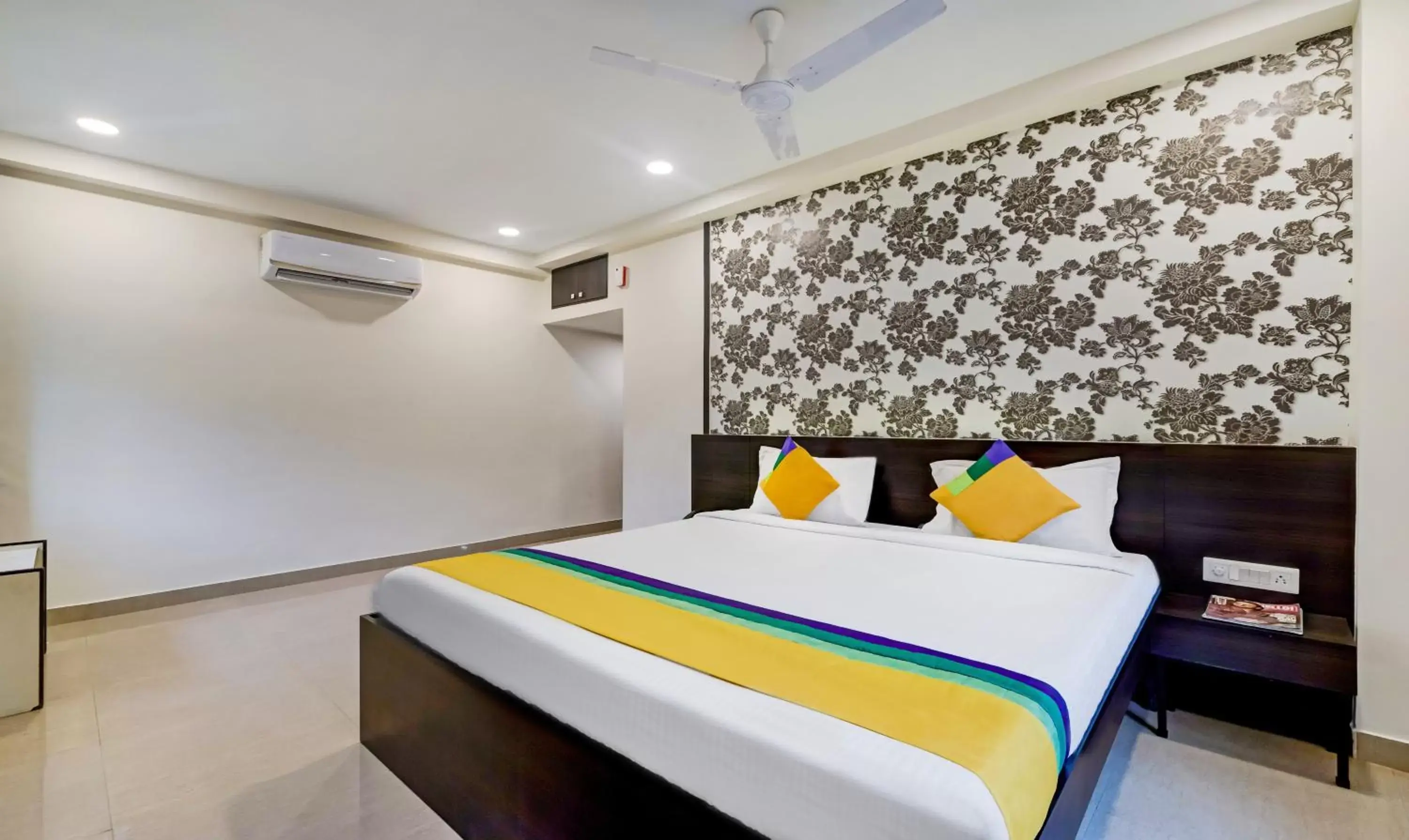 Bedroom, Bed in Itsy Hotels Neeranand Plaza, Bhawanipur Bedroom, Bed in Itsy Hotels Neeranand Plaza, Bhawanipur