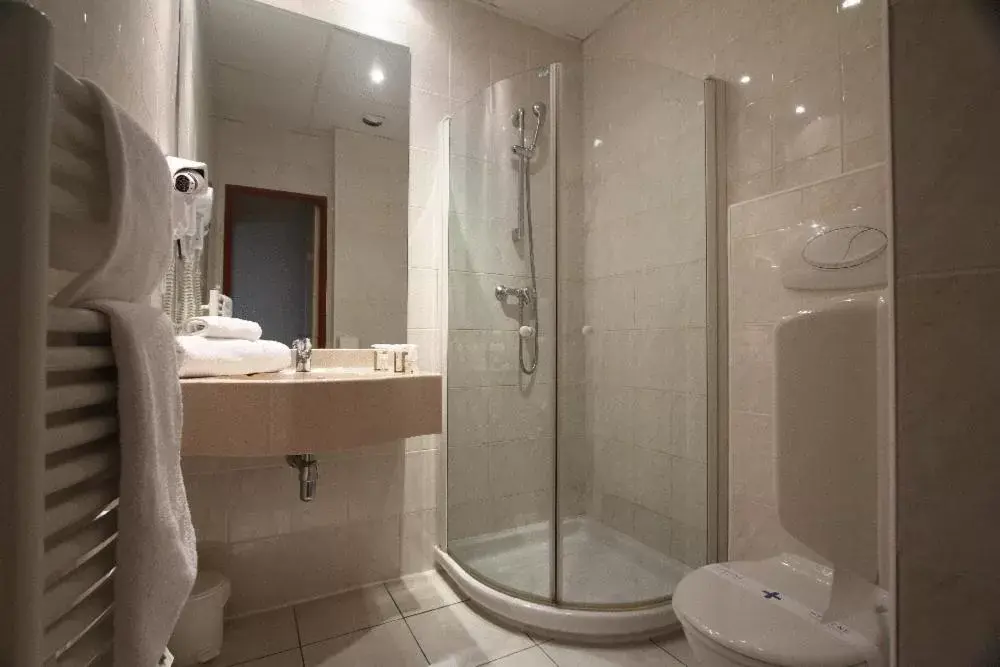 Bathroom in Kyriad Hotel Lamballe