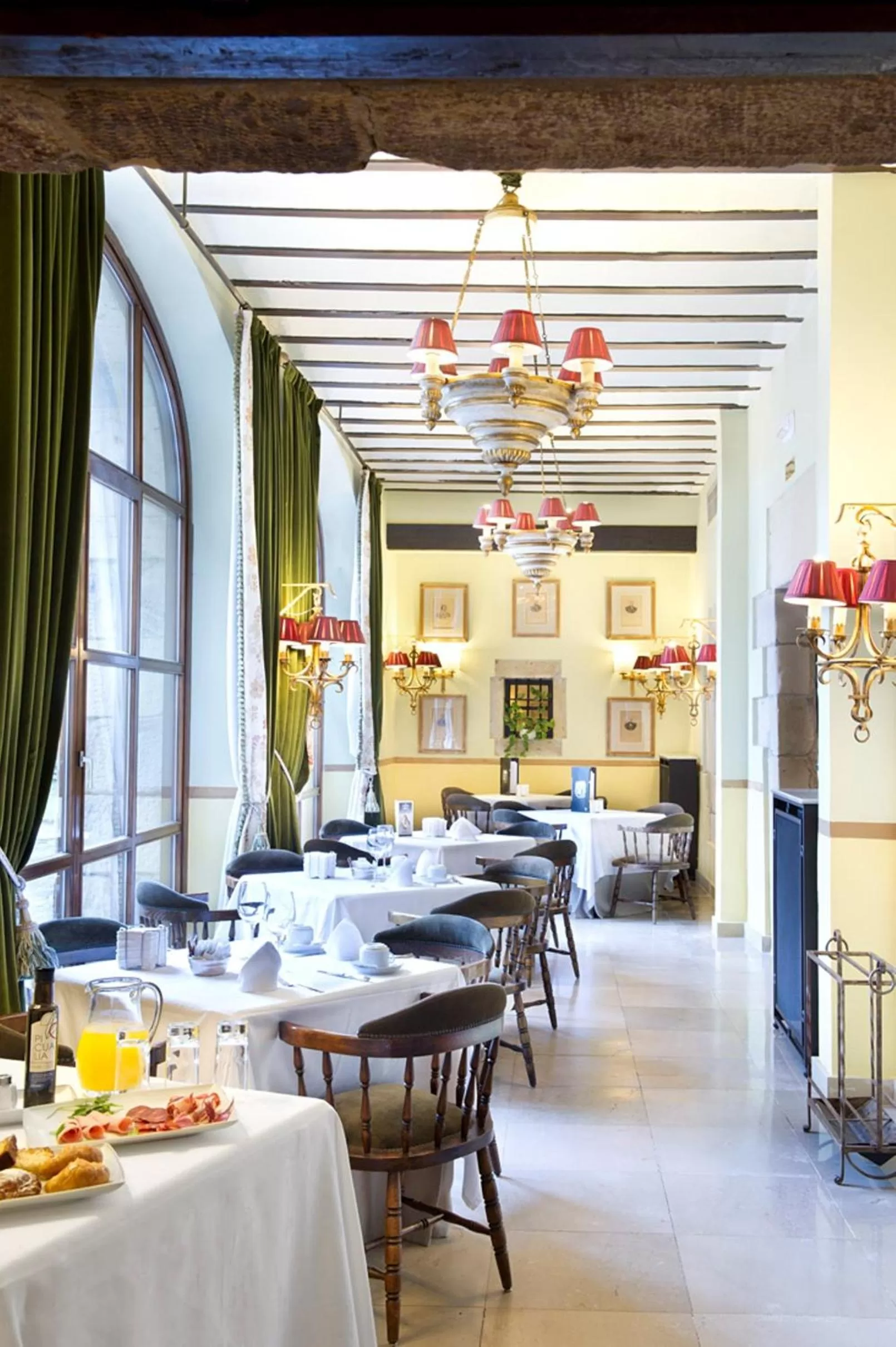 Lounge or bar in Parador de Santillana Gil Blas