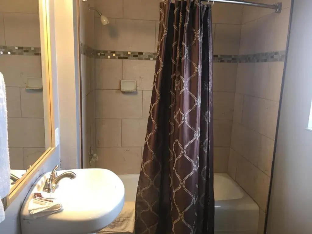 Shower, Bathroom in Townhouse Motel - West Sacramento