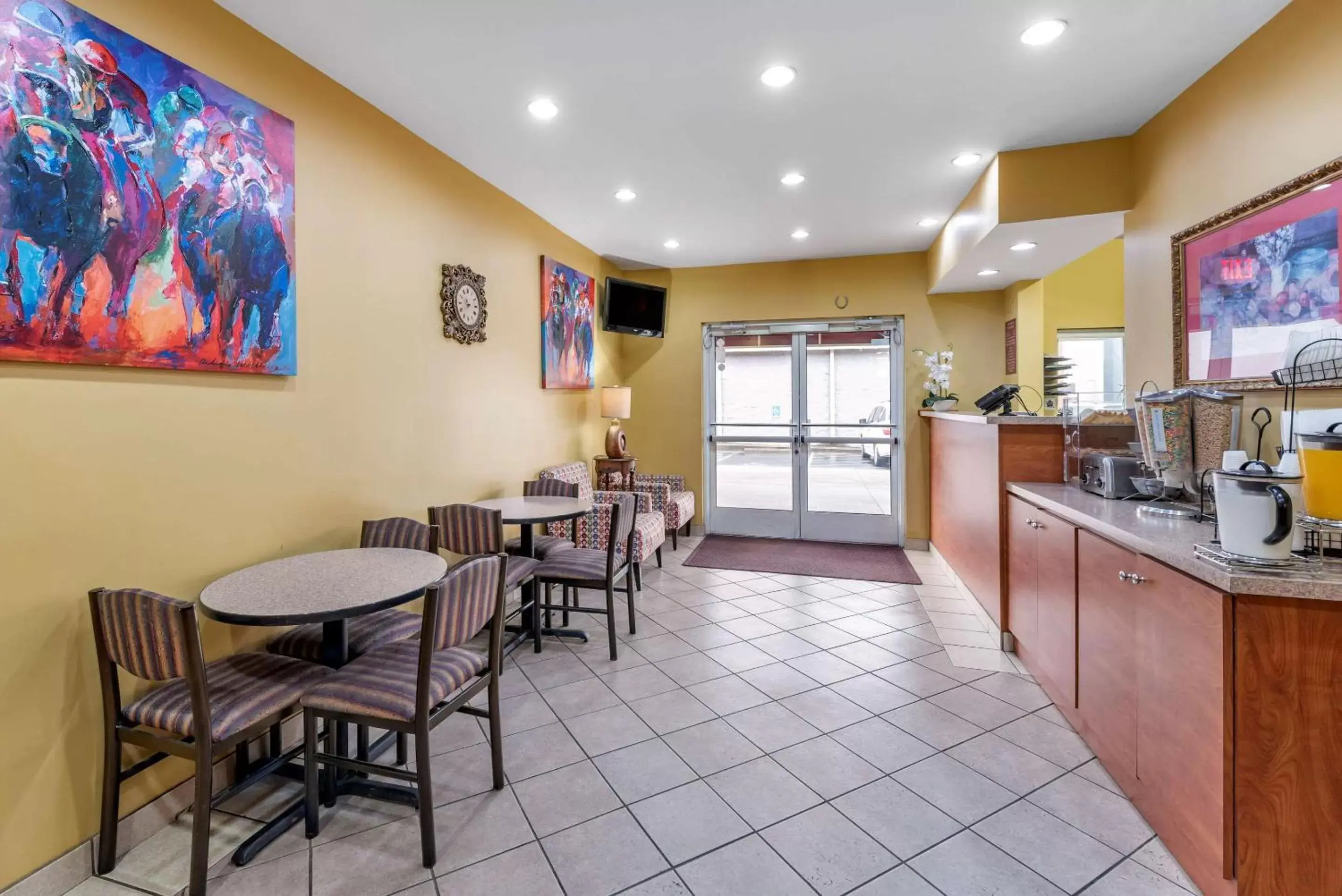 Restaurant/Places to Eat in Econo Lodge Airport Louisville