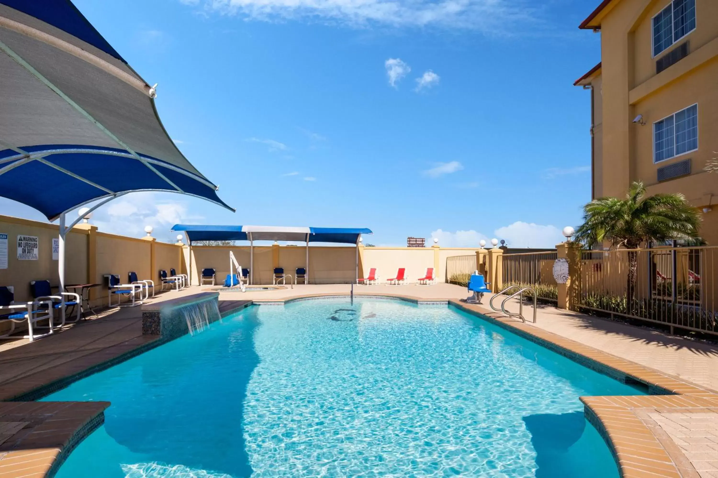 Property building, Swimming Pool in La Quinta Inn Suites by Wyndham Raymondville Harlingen