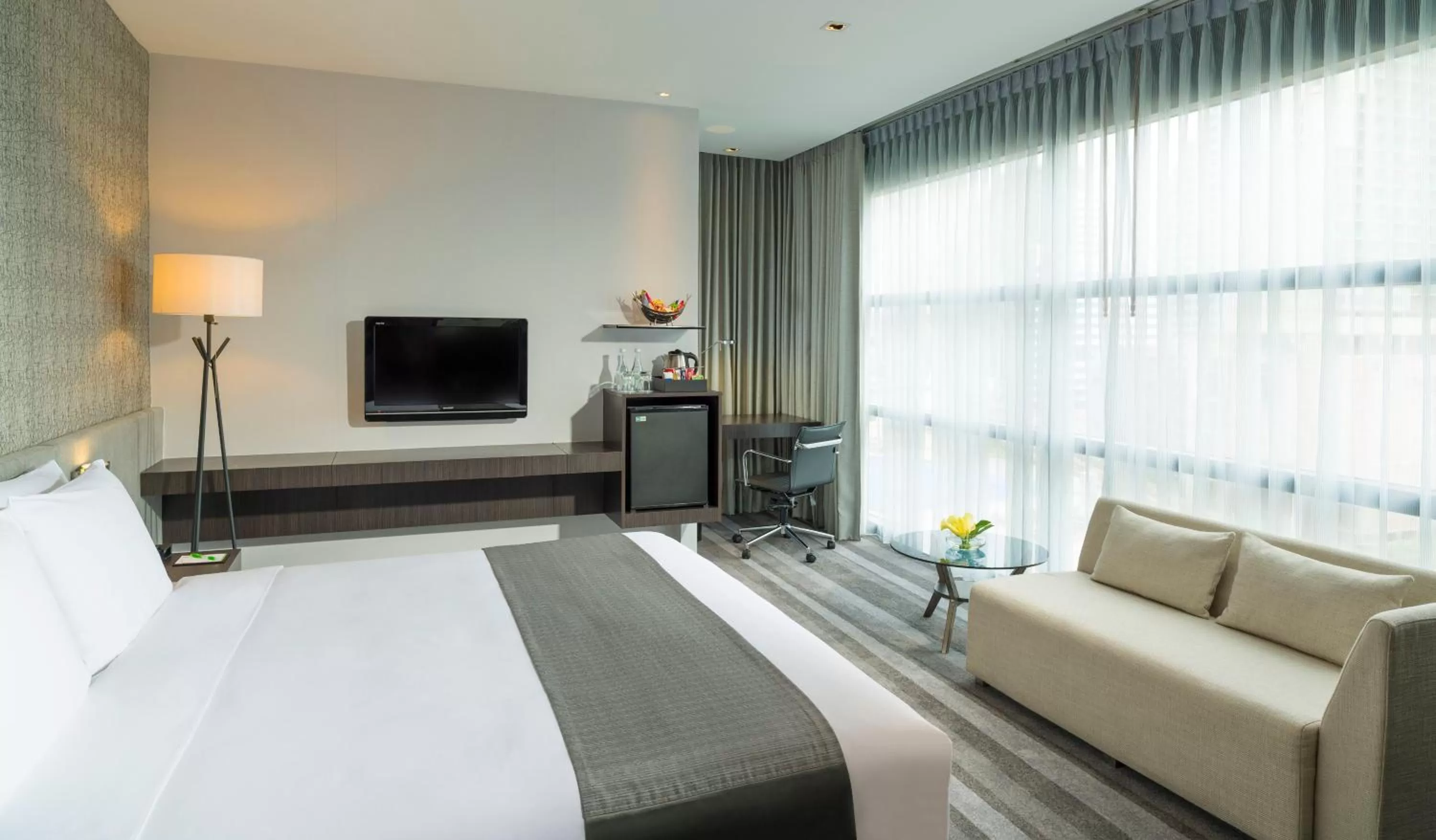 Photo of the whole room, Bed in Holiday Inn Bangkok Sukhumvit by IHG