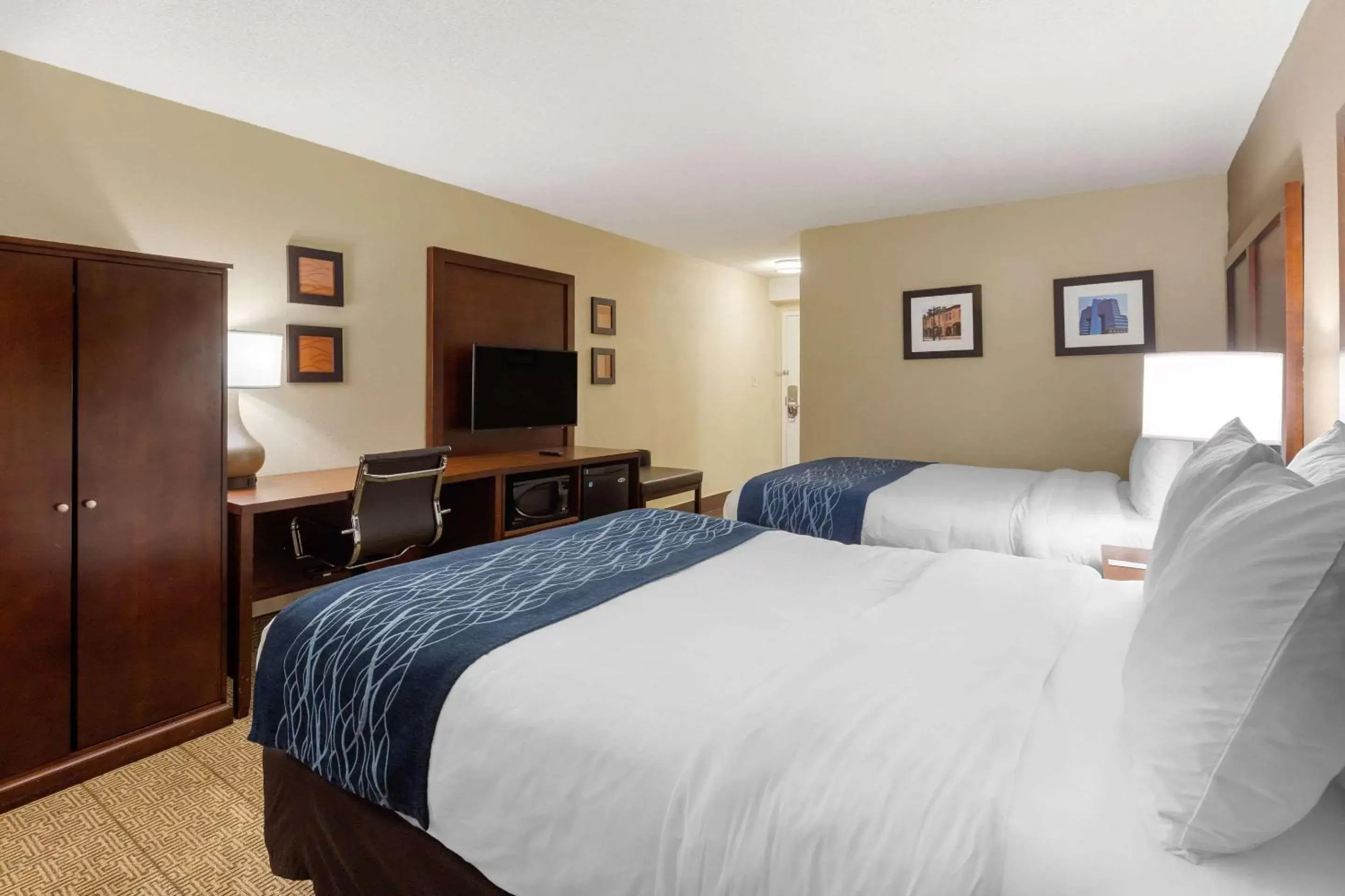 Photo of the whole room, Bed in Comfort Inn & Suites Durham near Duke University