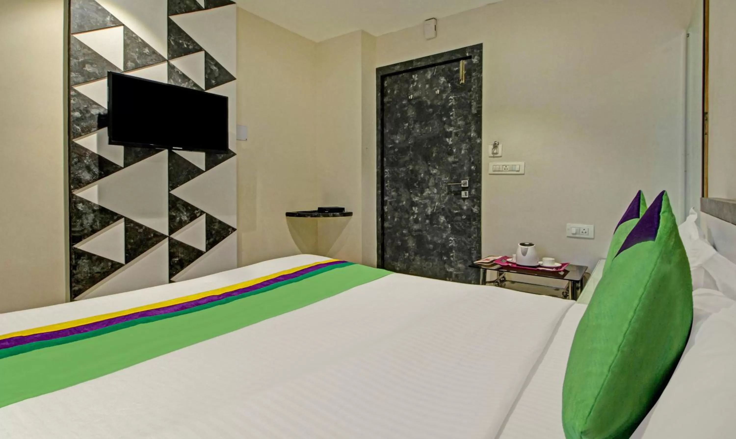 Bed in Treebo Glassotel Near Ruby Hospital